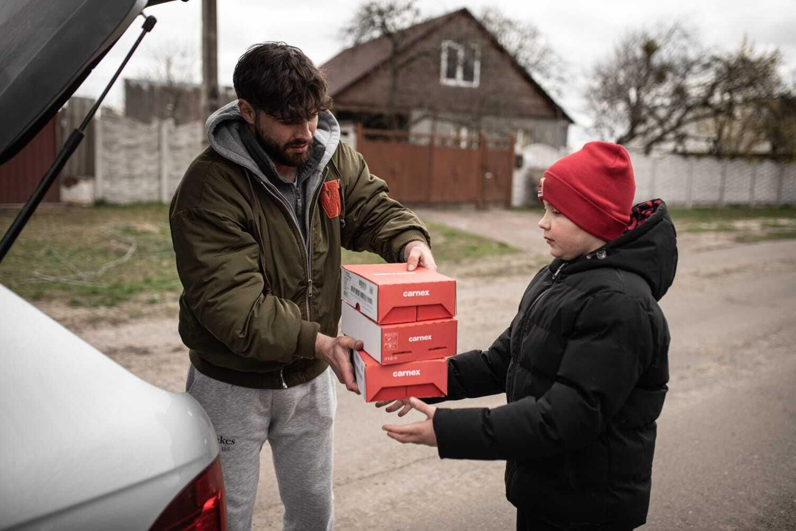 Maxim reparte productos de primera necesidad en Ucrania.