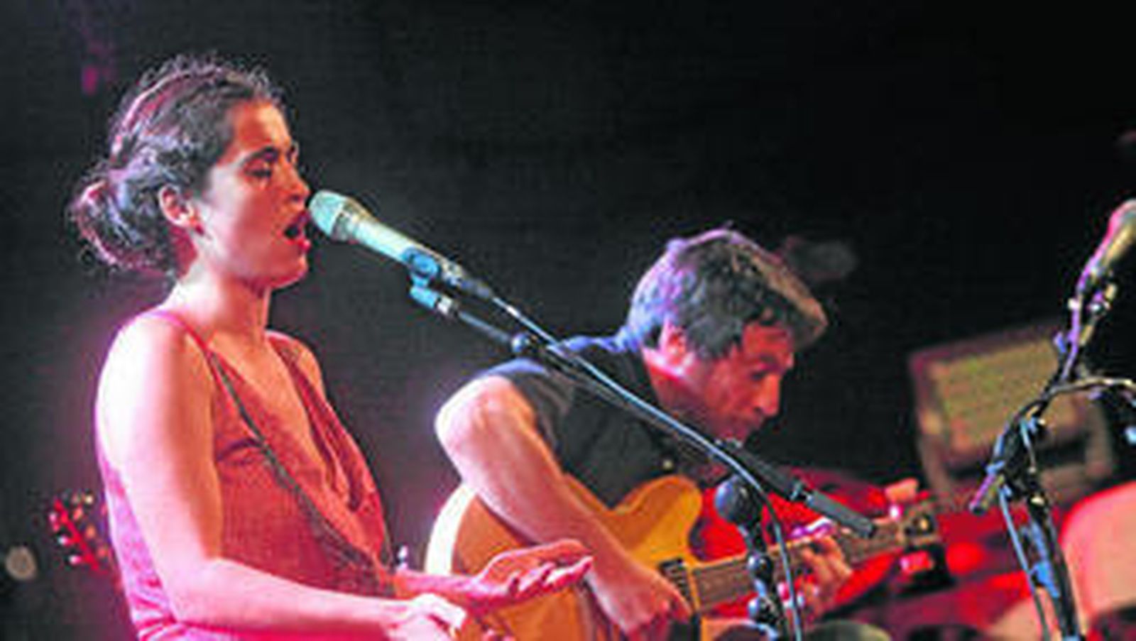 Los músicos Silvia Pérez Cruz y Raúl Fernández, 'Refree', durante un momento de su actuación en el Baluarte.