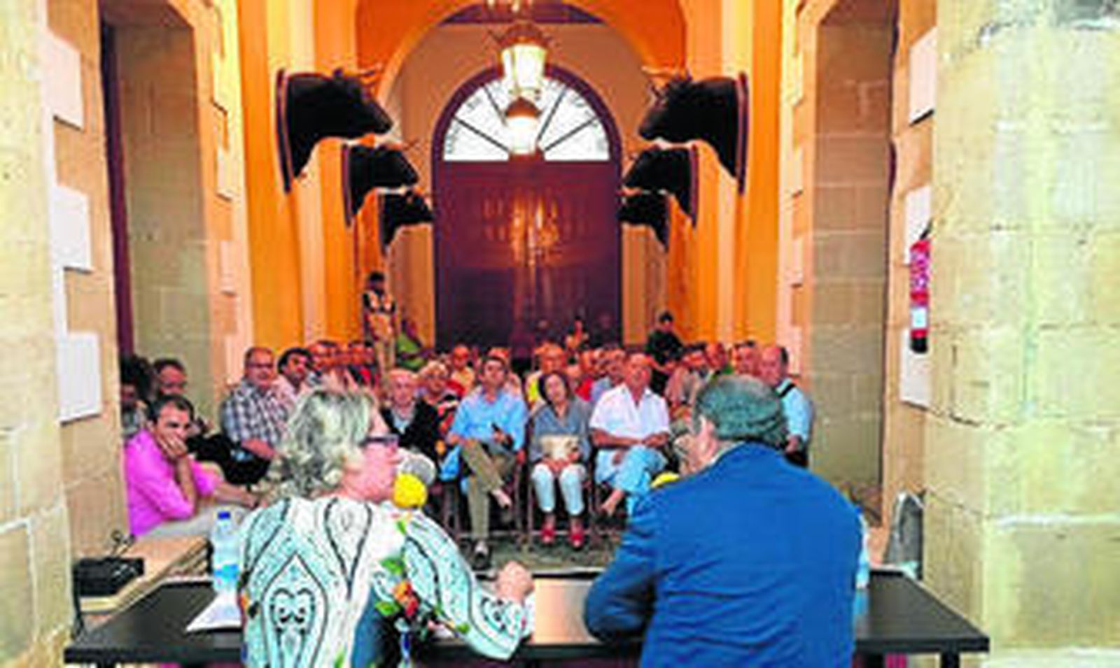 Los aficionados de El Puerto, atentos a la charla de Ricardo Gallardo.