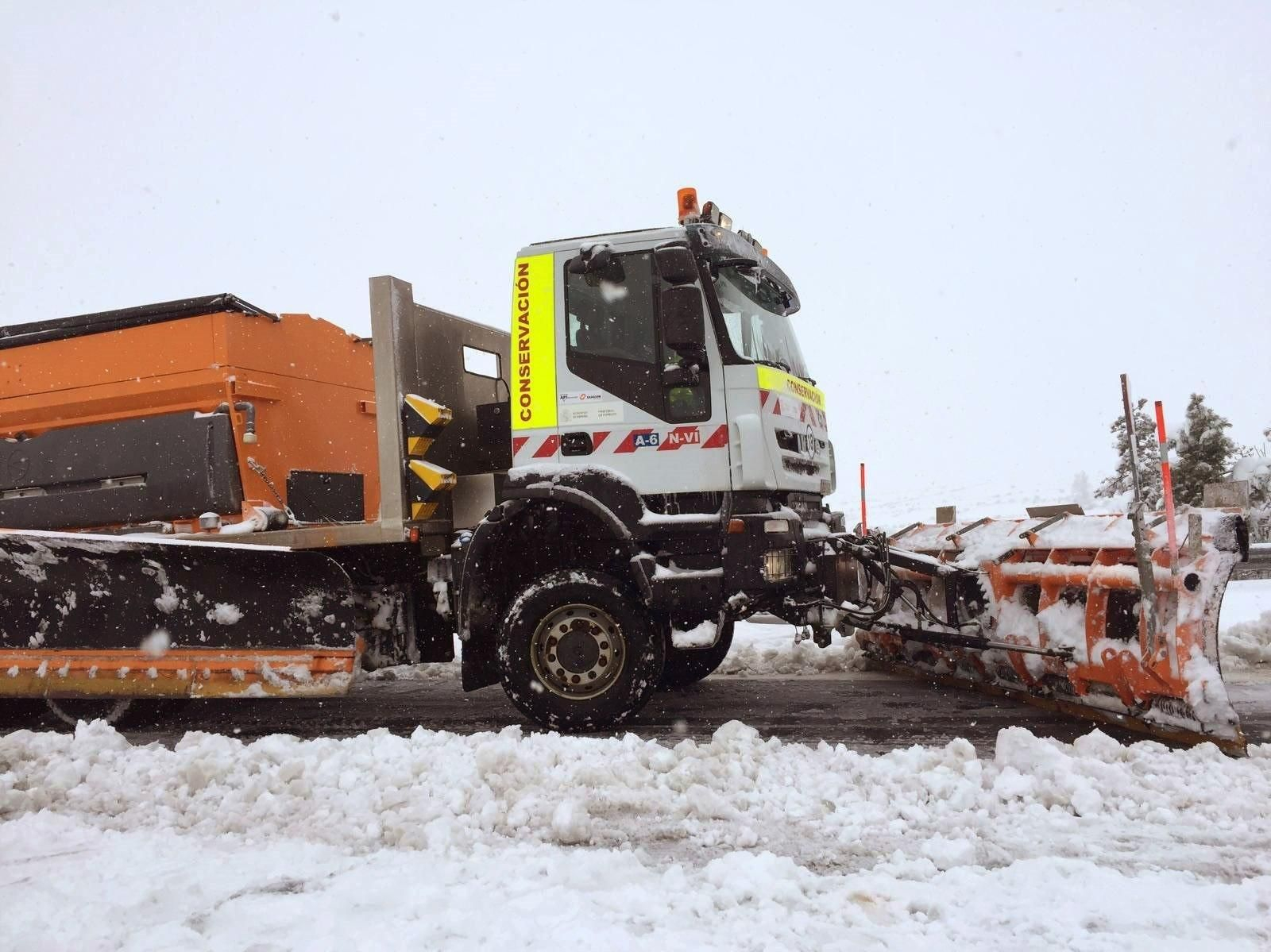 El temporal deja atrapadas en sus coches durante horas a numerosas familias en las carreteras españolas