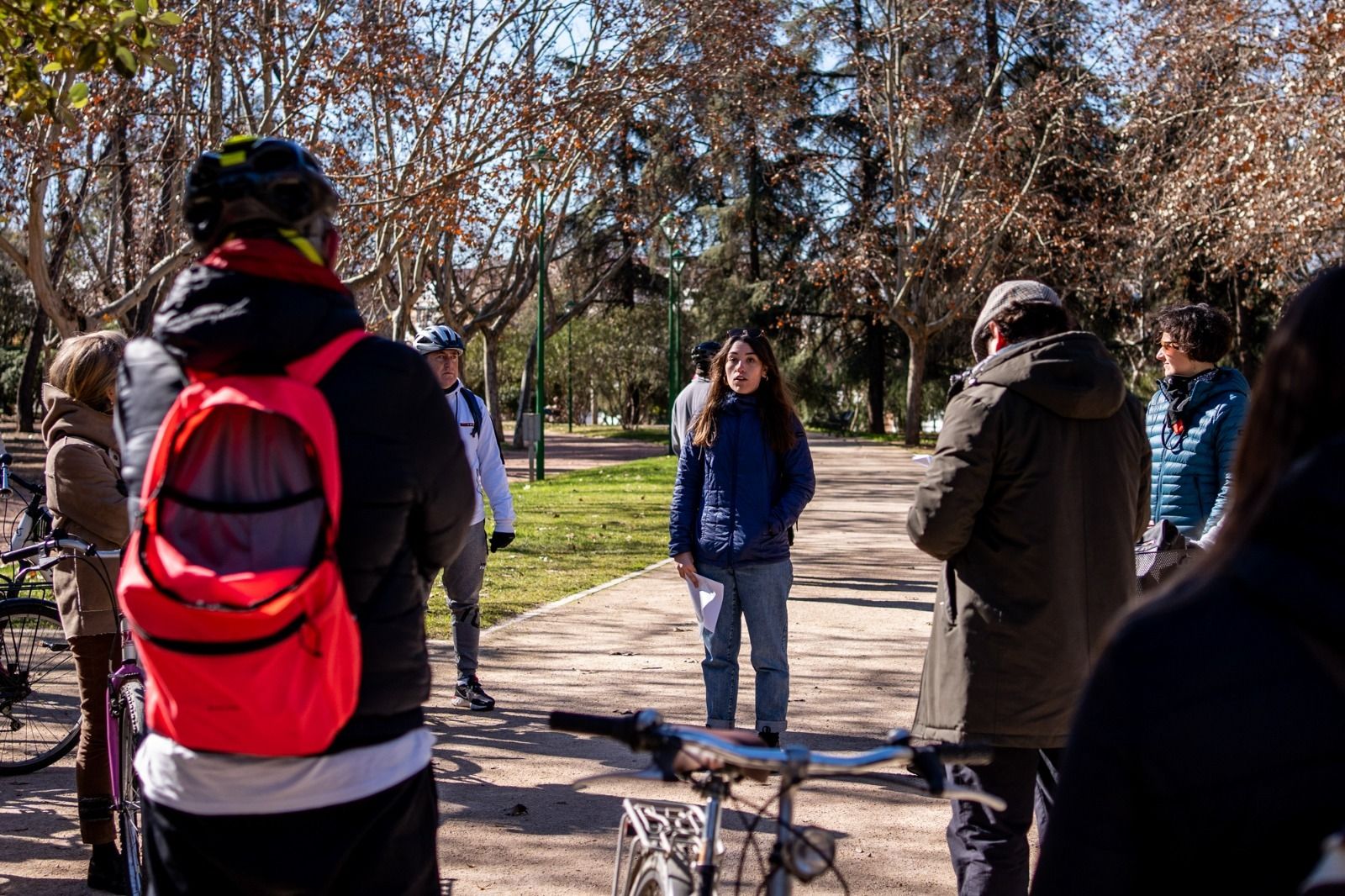 Una ruta en bici por Córdoba para reflexionar sobre habitabilidad y movilidad sostenible, en fotografías