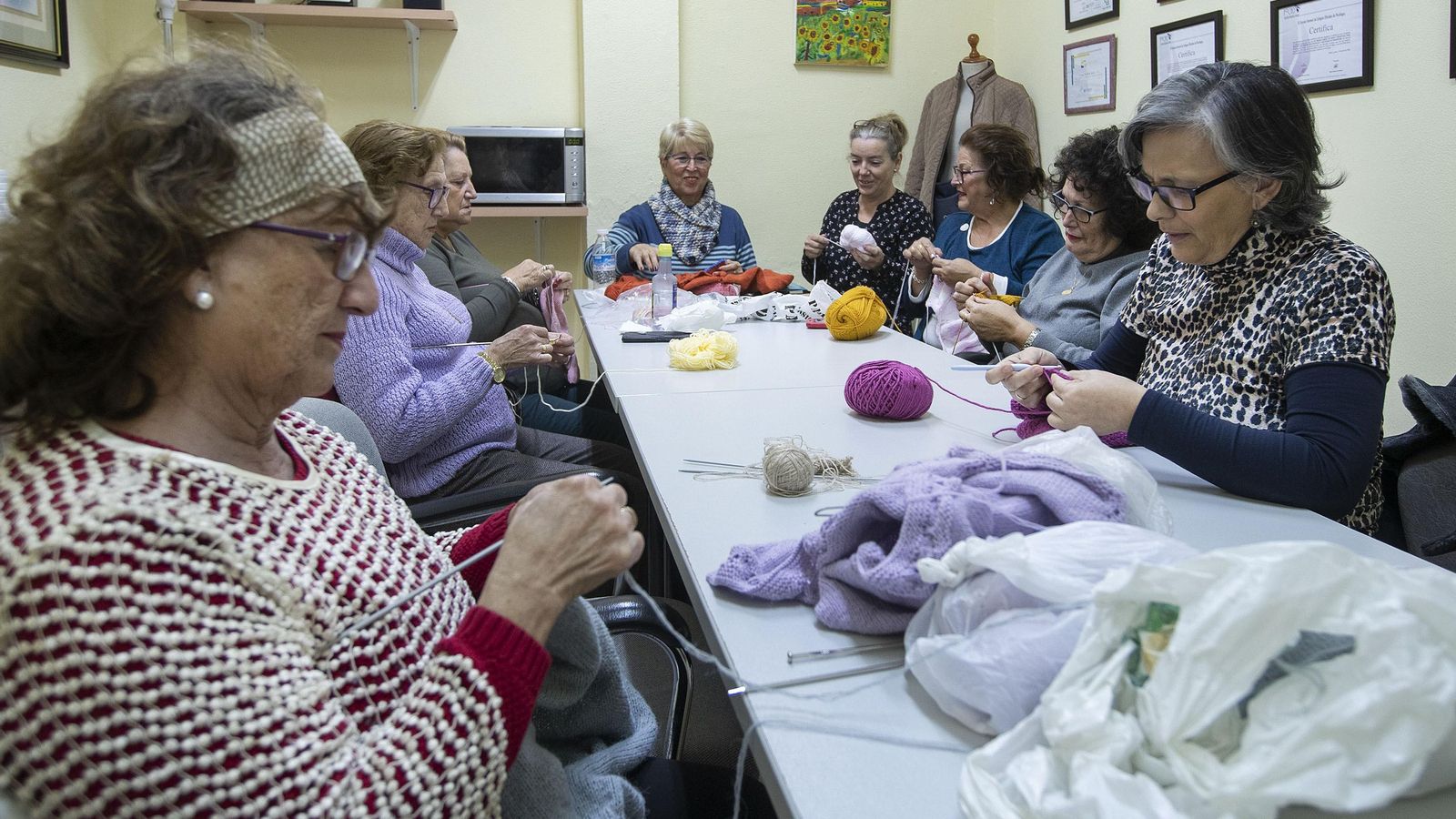 Varias mujeres tejen y cosen en las instalaciones de Aifi.