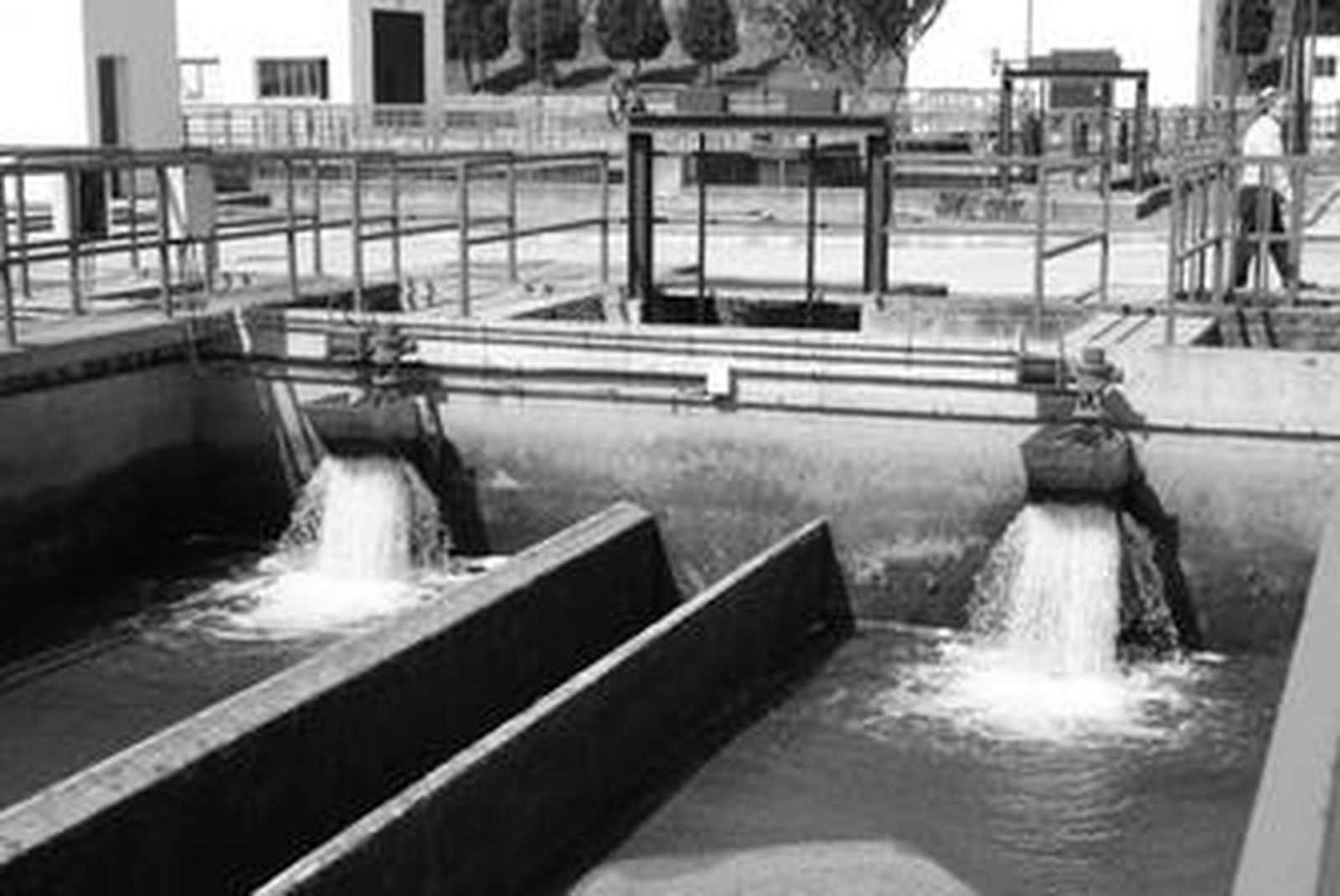 El agua entra en el proceso de filtración con arena silícea en El Cañuelo.