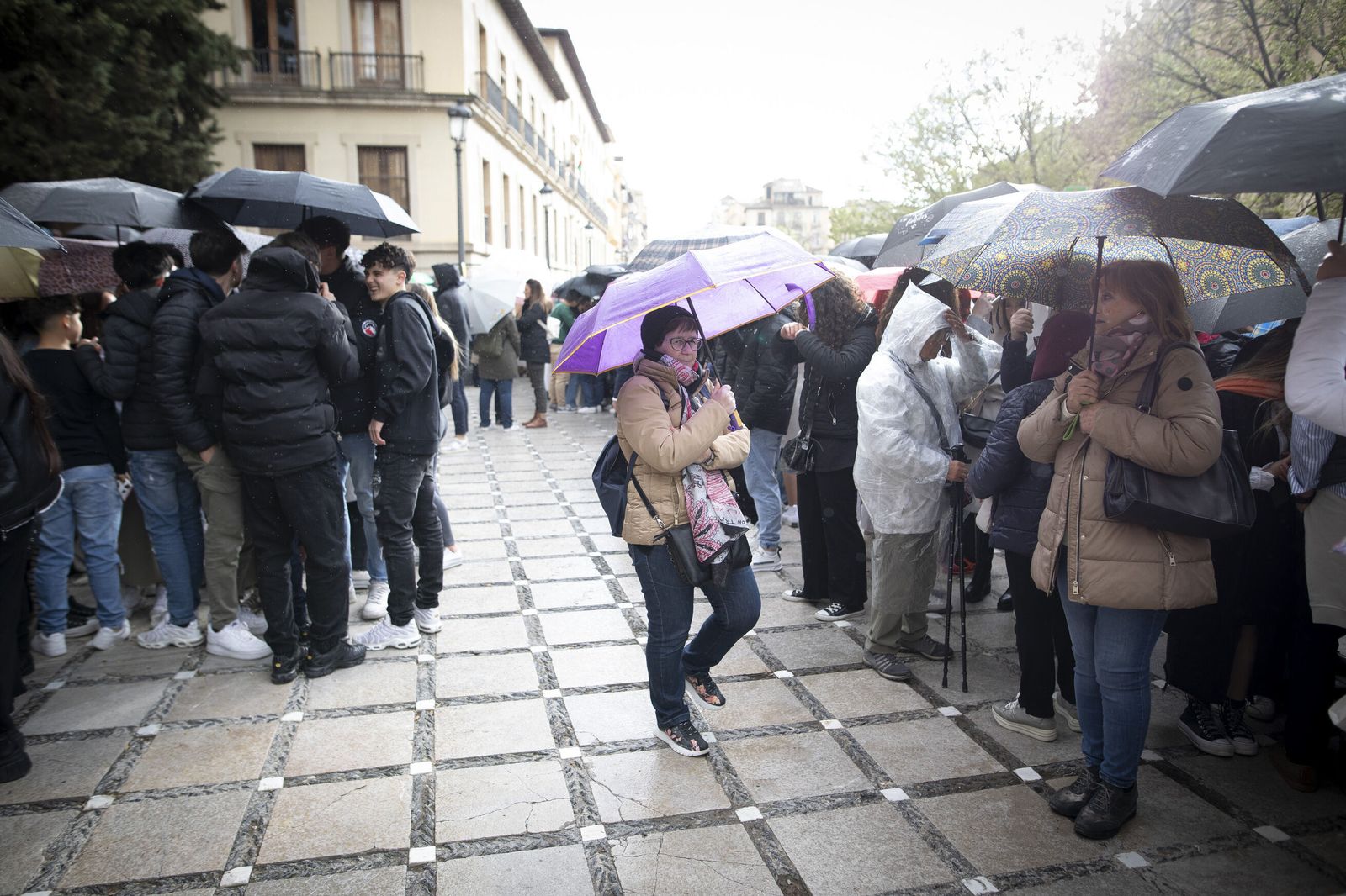 Multitud de paraguas a la espera de la Hermandad de la Esperanza, este Martes Santo.