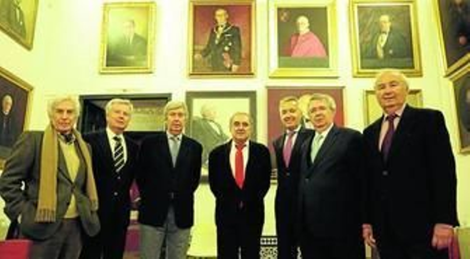 De izquierda a derecha, Antonio Collantes de Terán, Leopoldo y José María Gutiérrez-Alviz, Rafael Valencia, y Pablo, Miguel y Faustino Gutiérrez-Alviz bajo el retrato del que fuese catedrático de Derecho Procesal y director de Buenas Letras, Faustino Gutiérrez-Alviz y Armario, que viste el frac de académico.