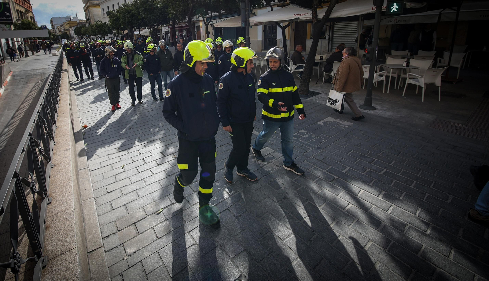 Los bomberos de Jerez marchan hasta el Ayuntamiento