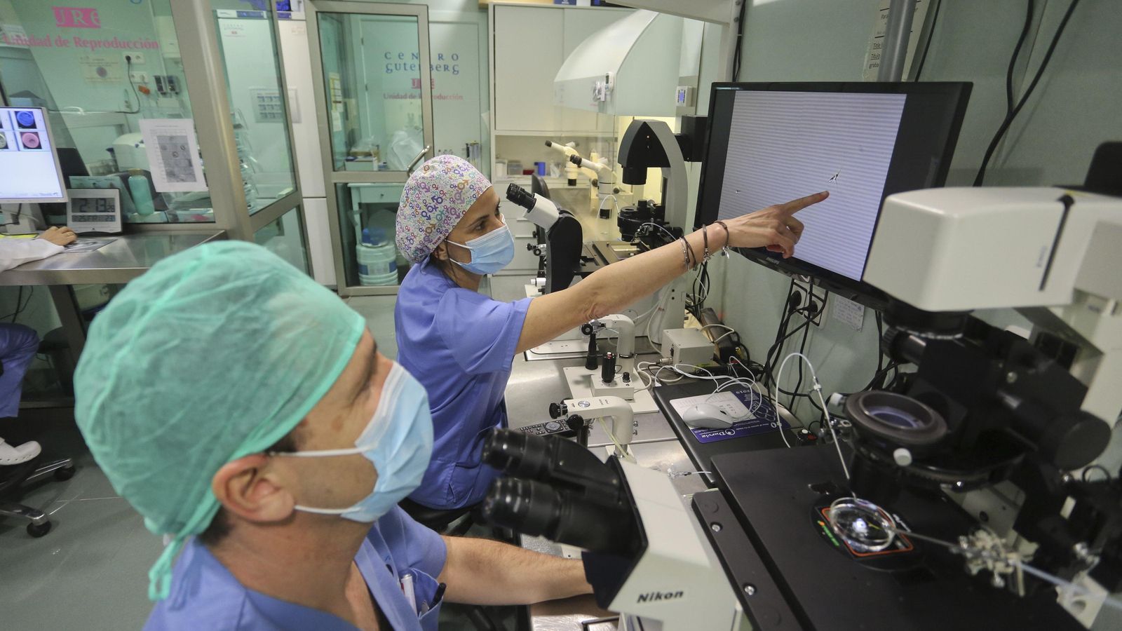 Dos profesionales en el laboratorio.