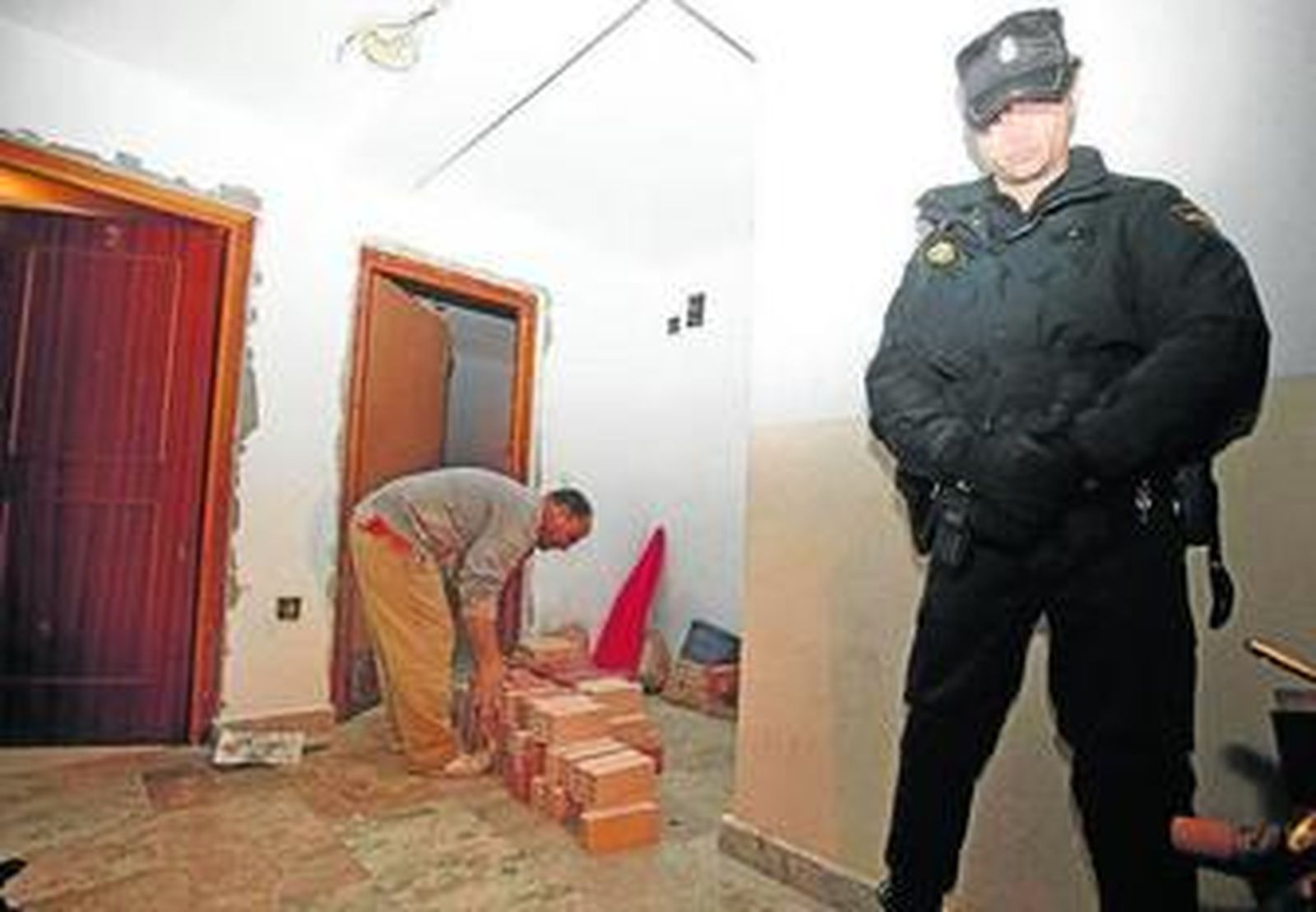 Imagen del desaolojo que se llevó a cabo en una vivienda de la avenida San Severiano 43.