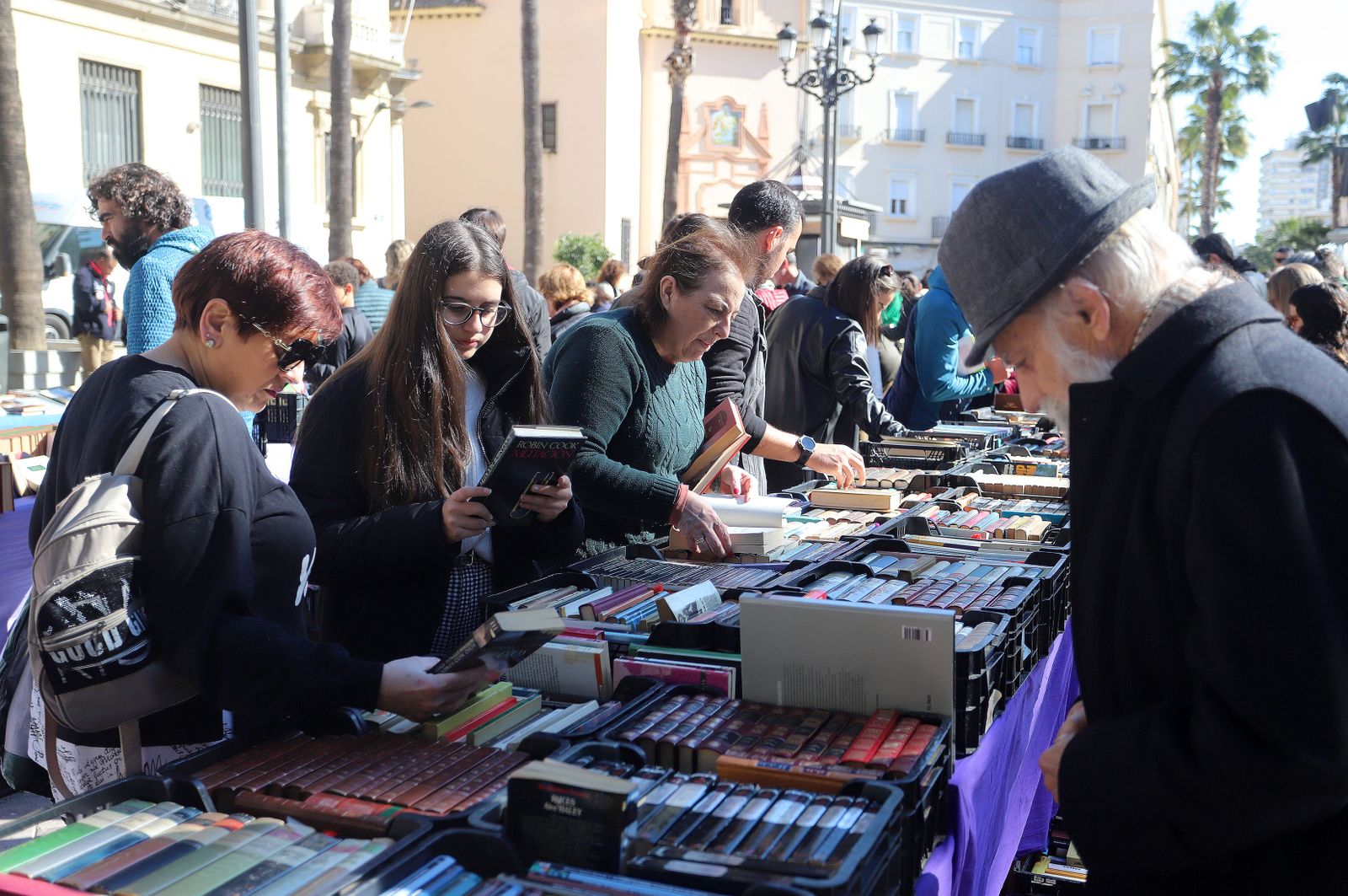 Imágenes del mercadillo de Ayre Solidario en la Plaza de las Monjas