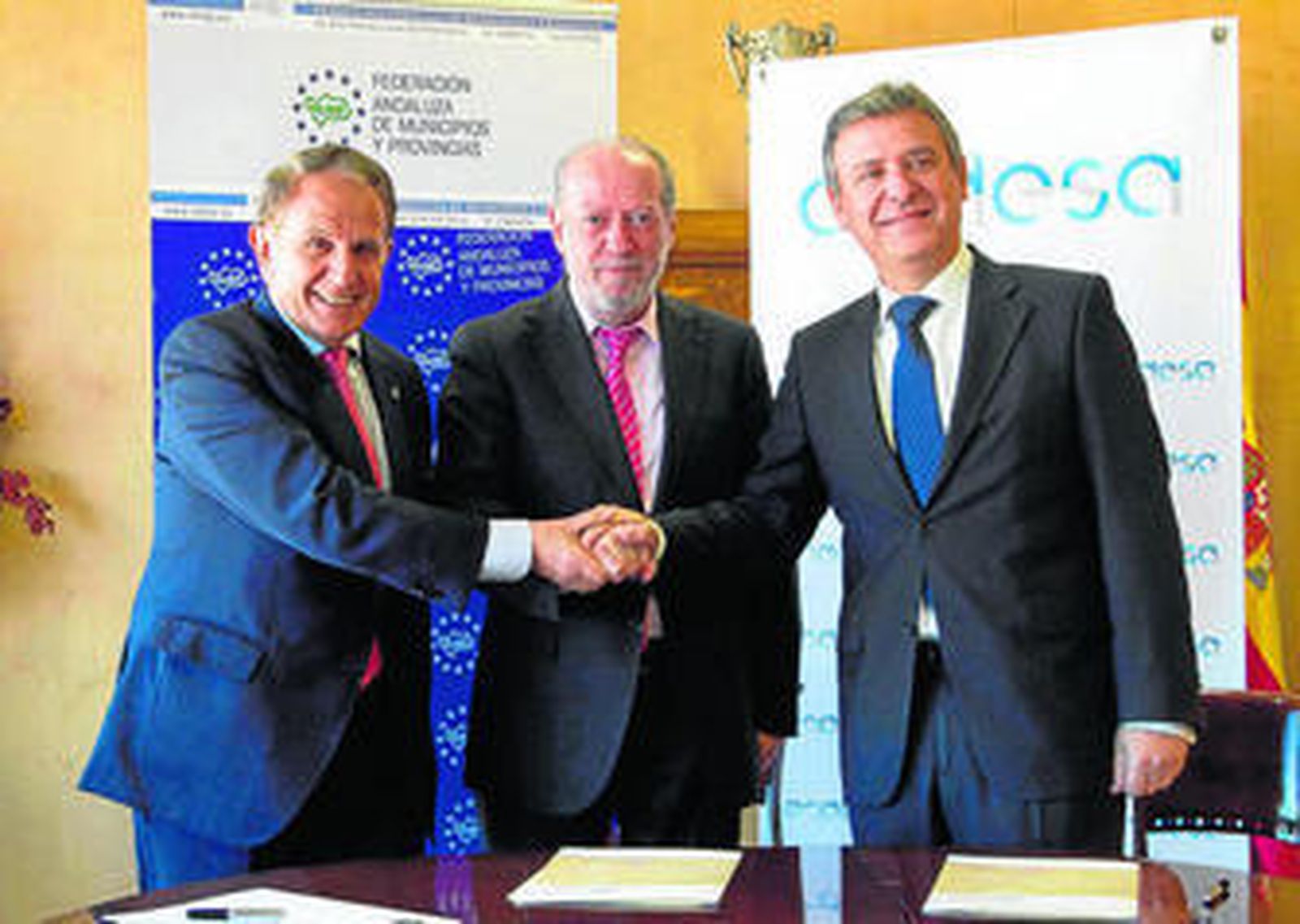 Rodríguez Villalobos, ayer con los responables de Endesa, Antonio Pascual y Francisco Arteaga.