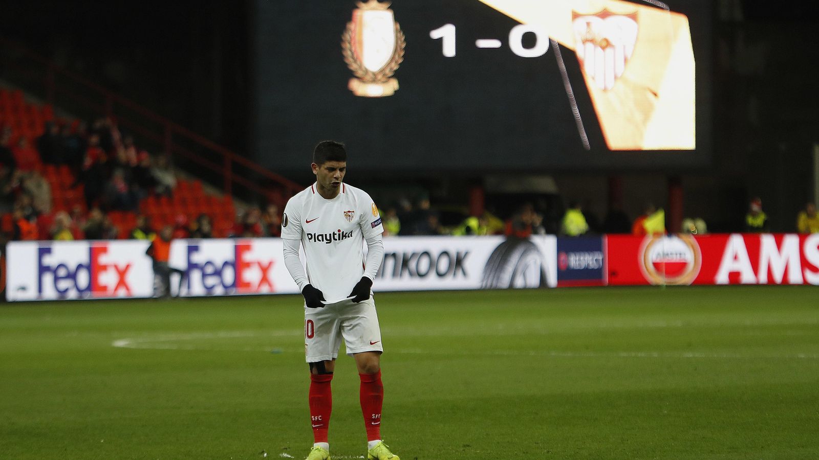 Banega se lamenta con el marcador del Maurice Dufrasne al fondo.