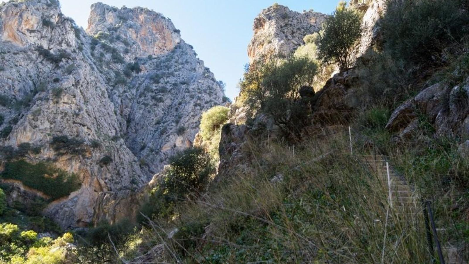 Unas escaleras dan acceso al entorno de la presa. Unas escaleras dan acceso al entorno de la presa.