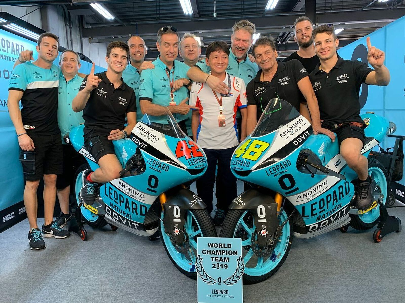 Marcos Ramírez y Lorenzo Dalla Porta celebran el Mundial por equipos.