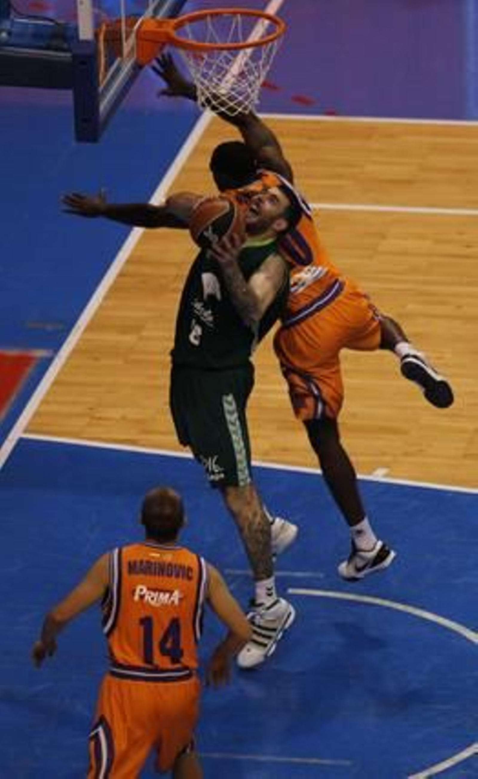 El Unicaja se mete en semifinales de los play-off de la ACB tras ganar en dos partidos al Power Electronics Valencia. / Sergio Camacho