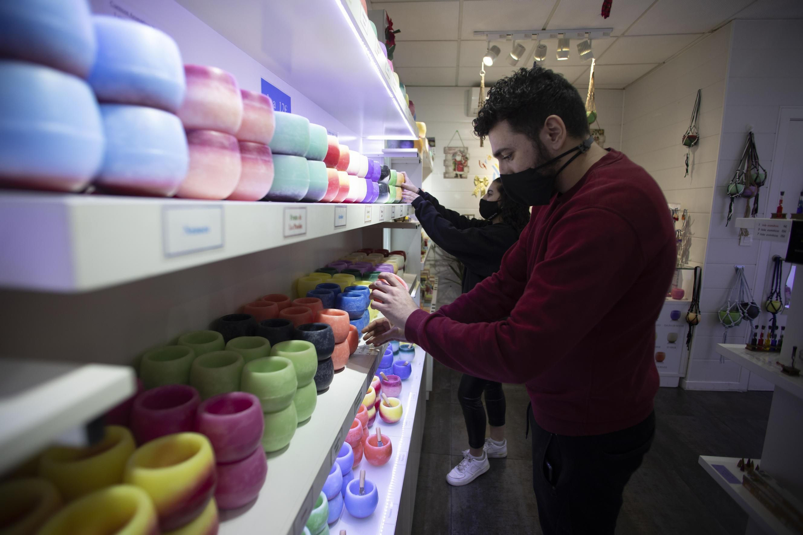 Así ha sido la vuelta de los bares y comercios de Granada tras tres semanas de cierre, en imágenes