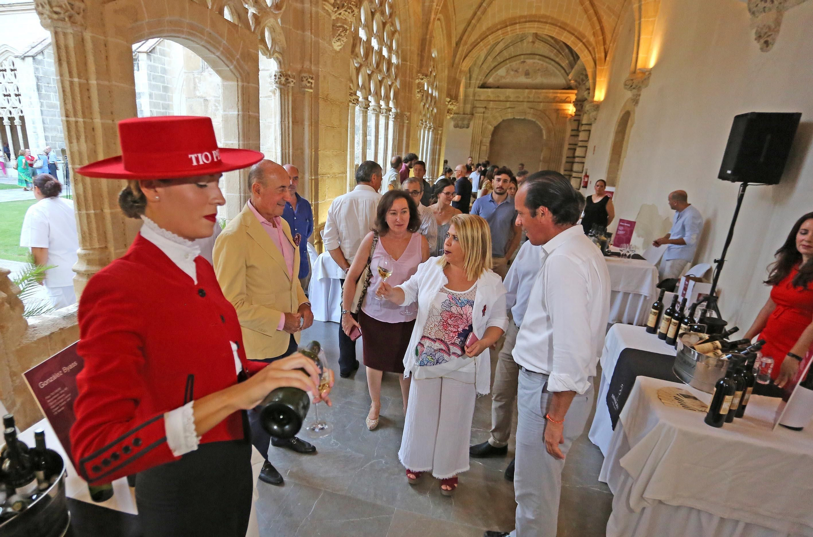 La alcaldesa conversa con el presidente del Consejo Regulador en la inauguración del ciclo De Copa en Copa en los Claustros.