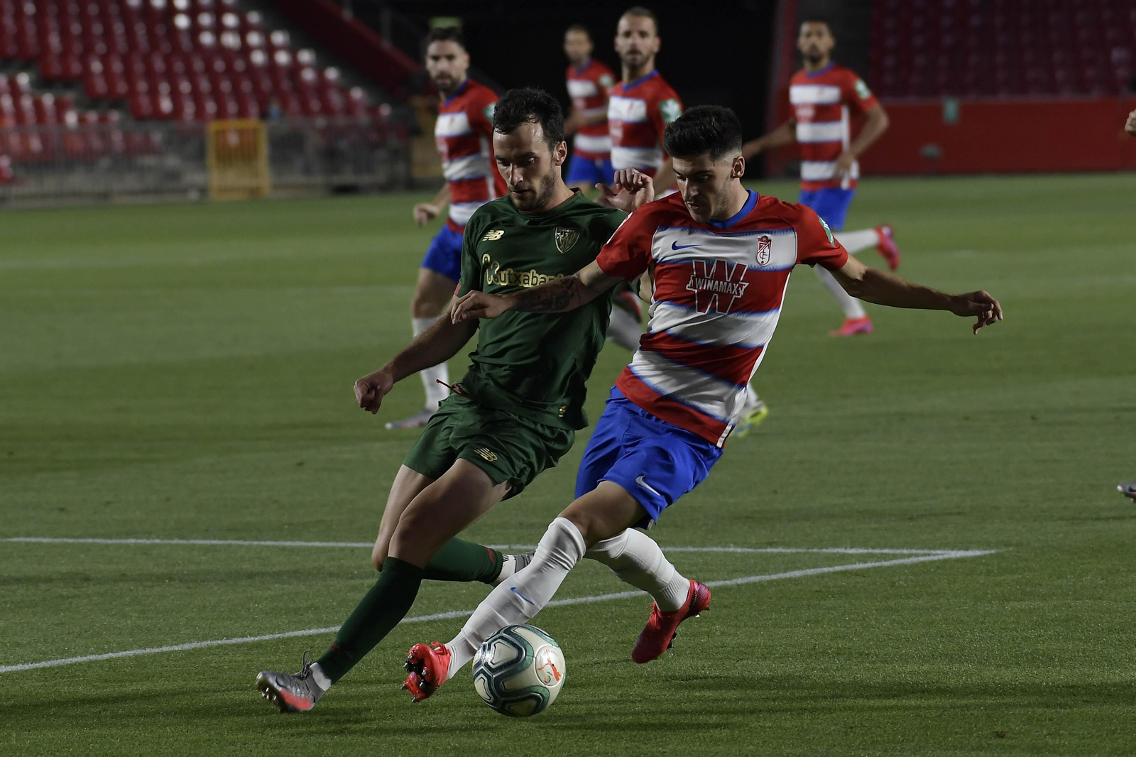 Carlos Neva protege el esférico ante la presión de Lekue