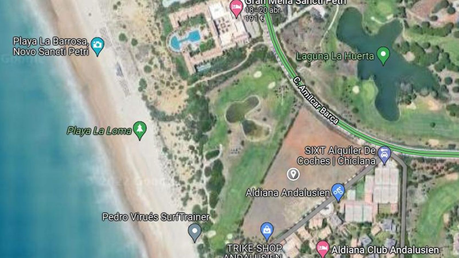 La parcela está ubicada entre el Hotel Melia Sancti Petri y el Hotel Aldiana Club Andalusien.