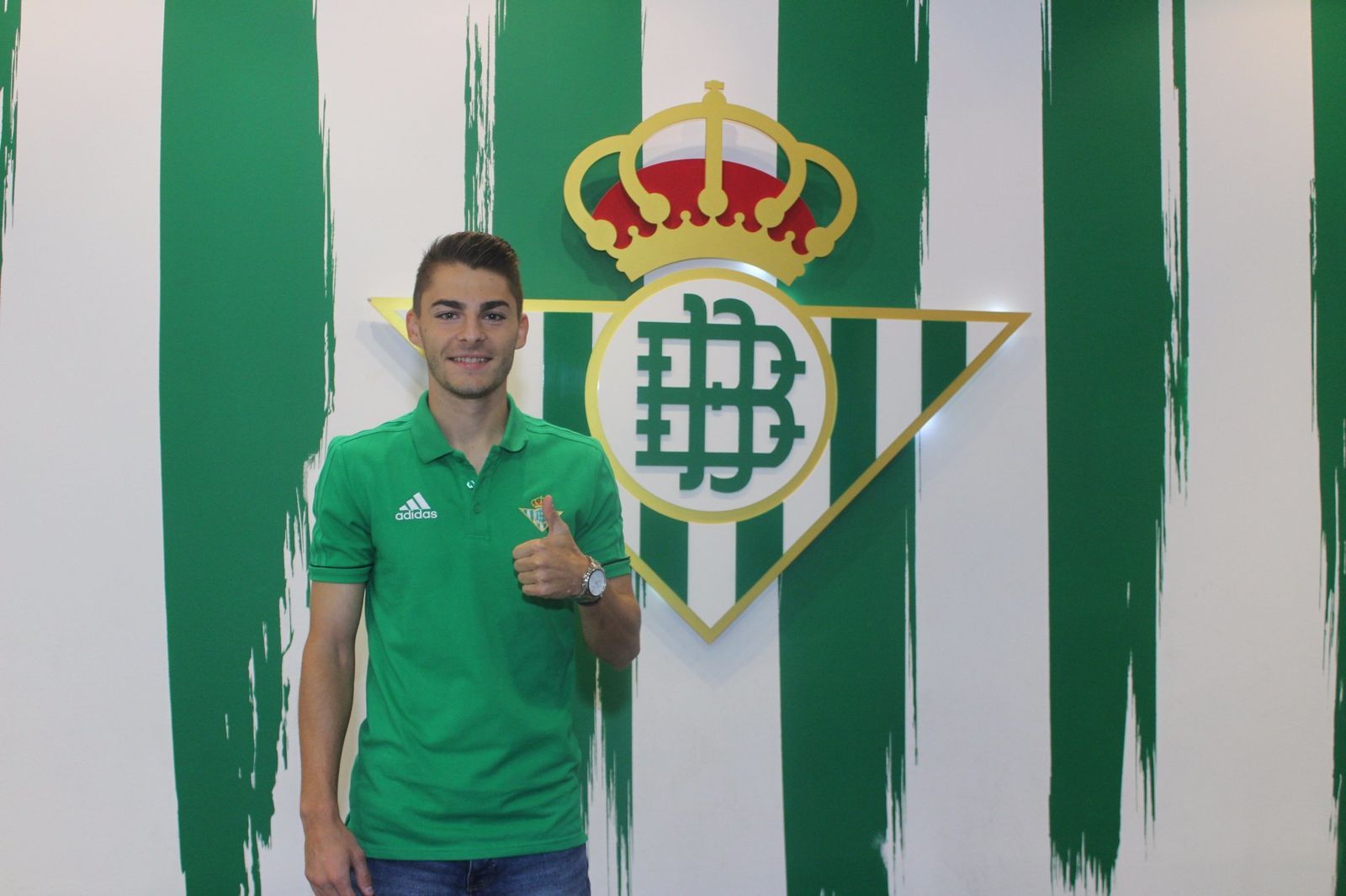 Liberto posa junto al escudo del club