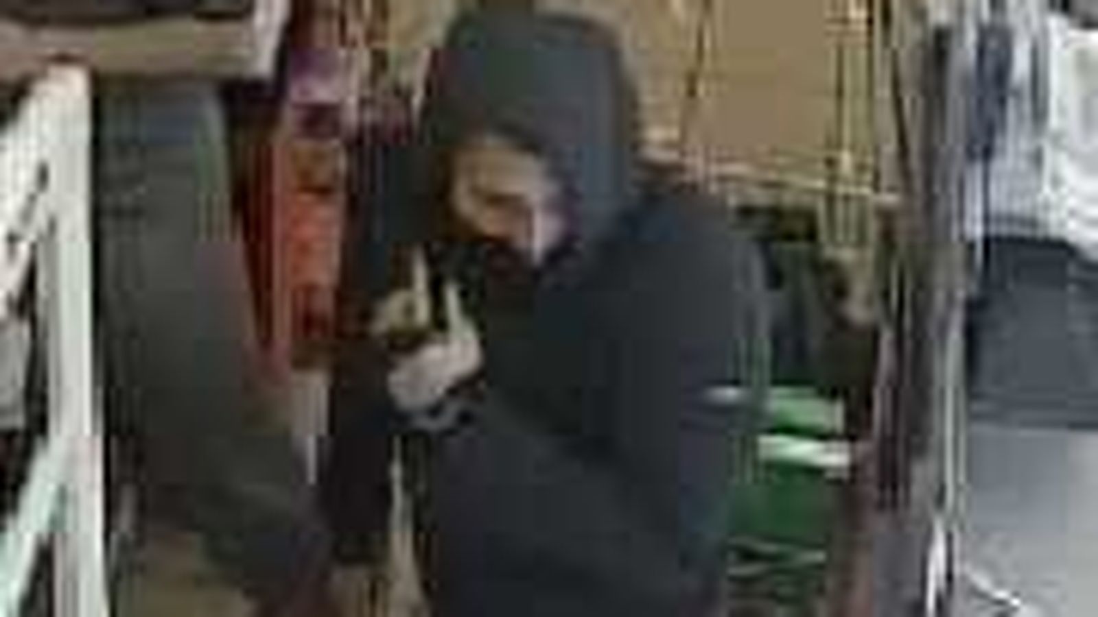 El detenido ataviado con un disfraz de Ninja, durante uno de los robos.