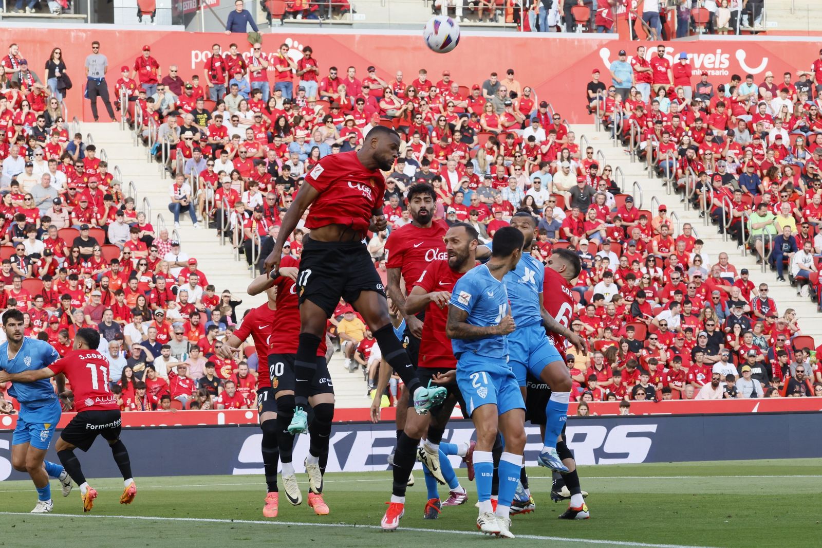 Cyle Larin despeja con la cabeza un saque de esquina ejecutado por el conjunto almeriense.