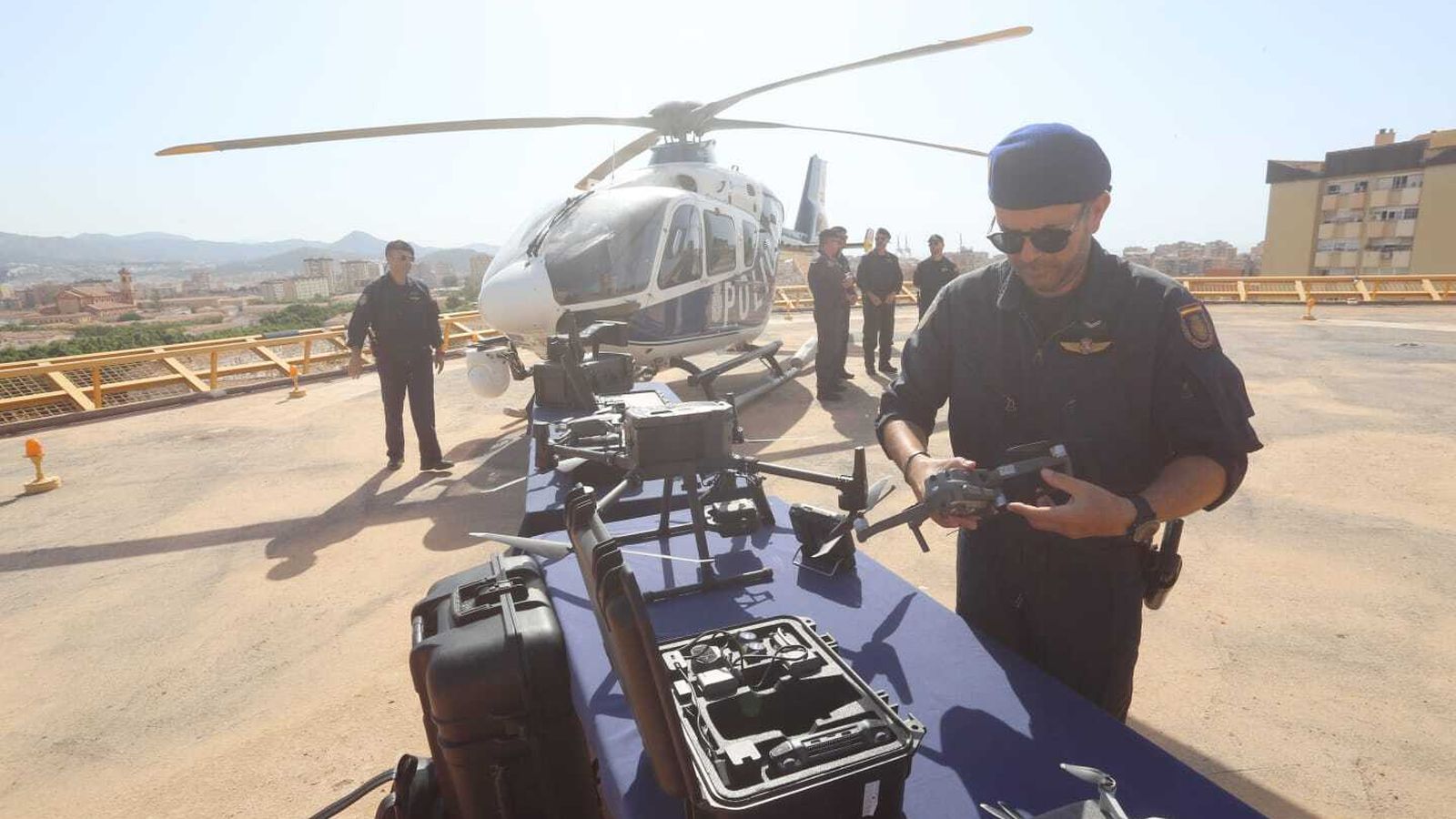 Un agente con uno de los drones.