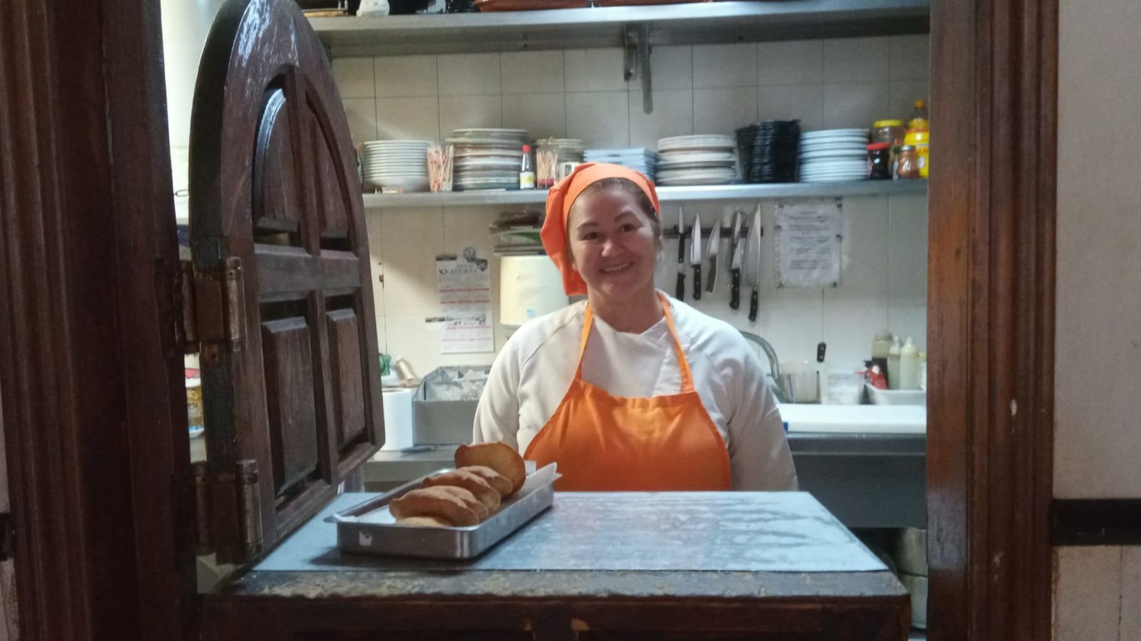 La cocinera, Mariana Chaparro, preparando el menú del día.
