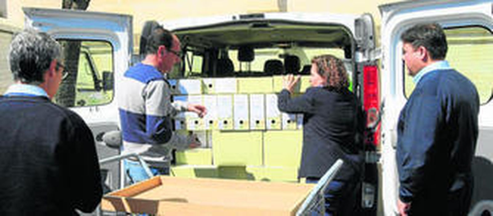 Una furgoneta trasladó al Parlamento los expedientes de los cursos para la comisión de investigación.