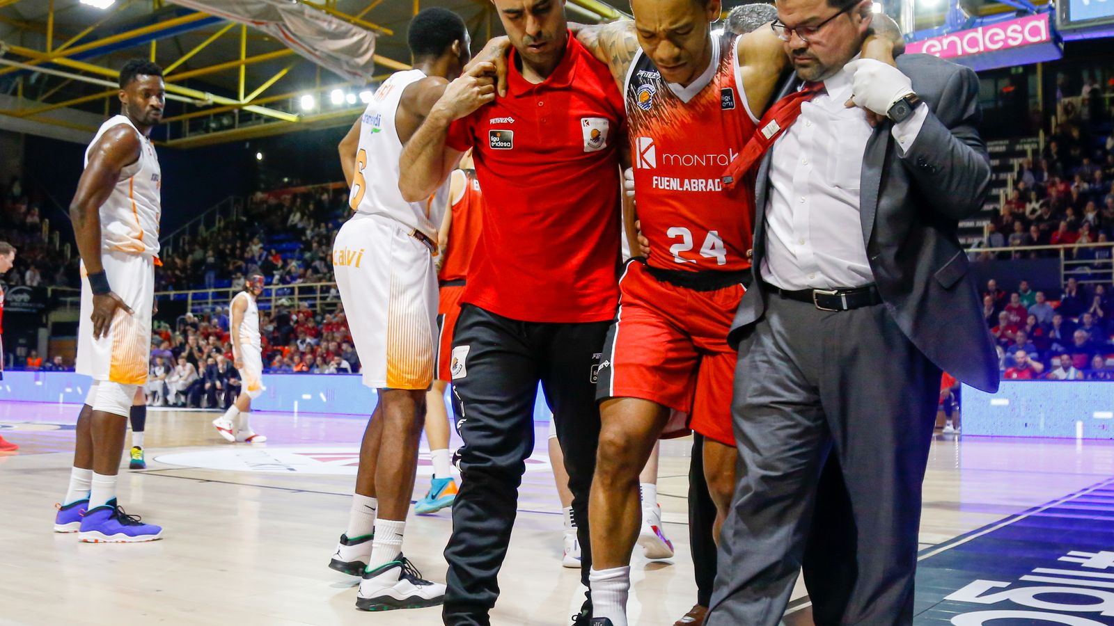 Randle sale de lacancha lesionado.