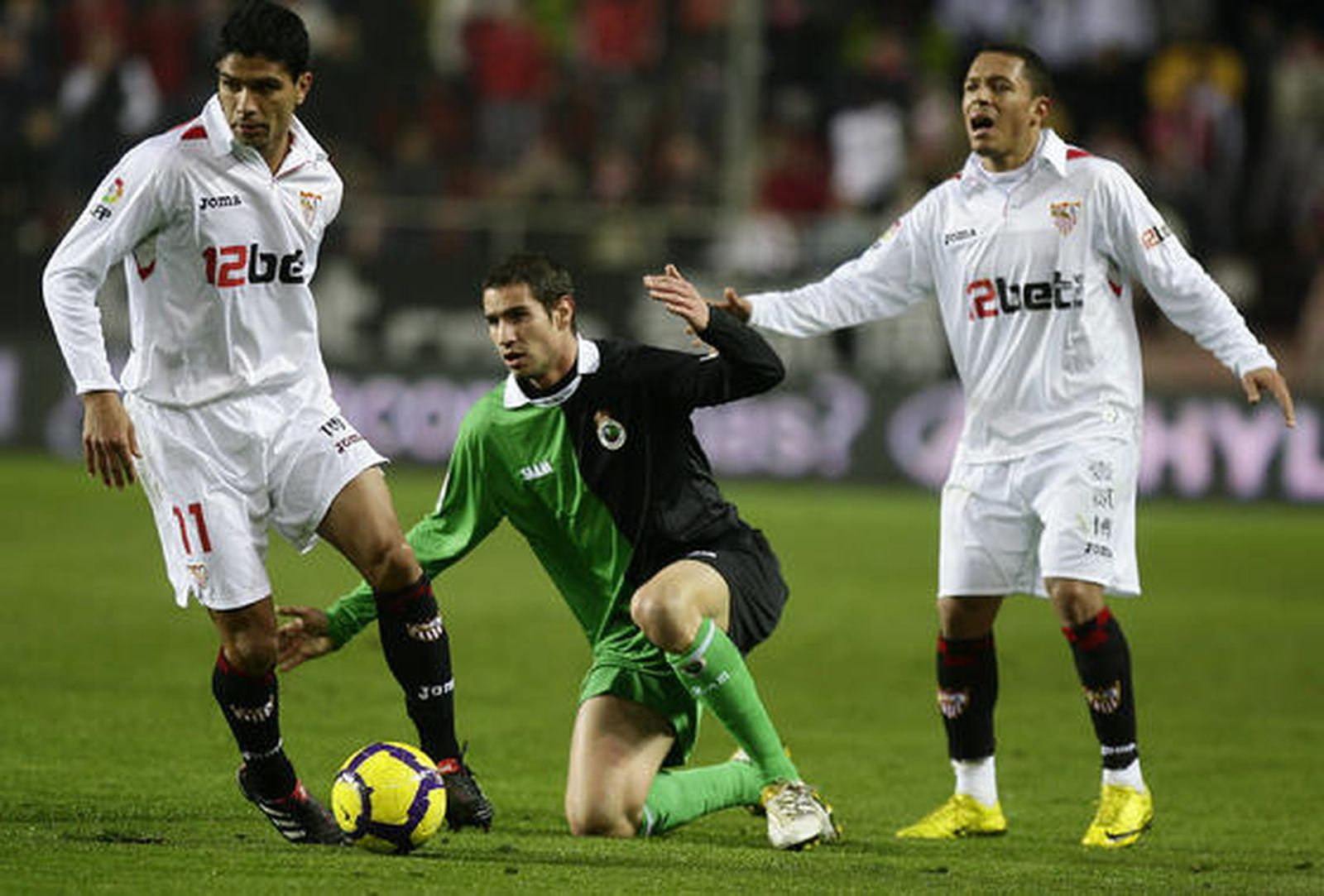 El Sevilla vuelve a ceder puntos en casa. / Antonio Pizarro