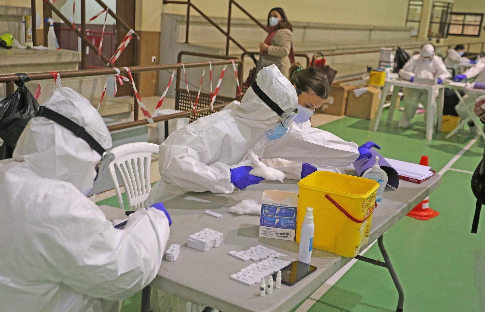 Sanitarios en el pabellón Antonio Vega 'Veguita' durante las pruebas realizadas a los docentes de Jerez.