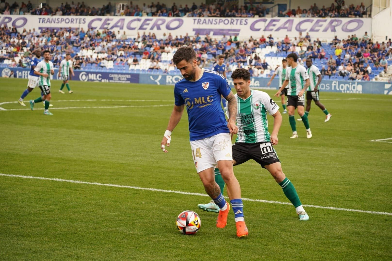 Samu Corral protege un balón ante la presión de un zaguero antequerano.