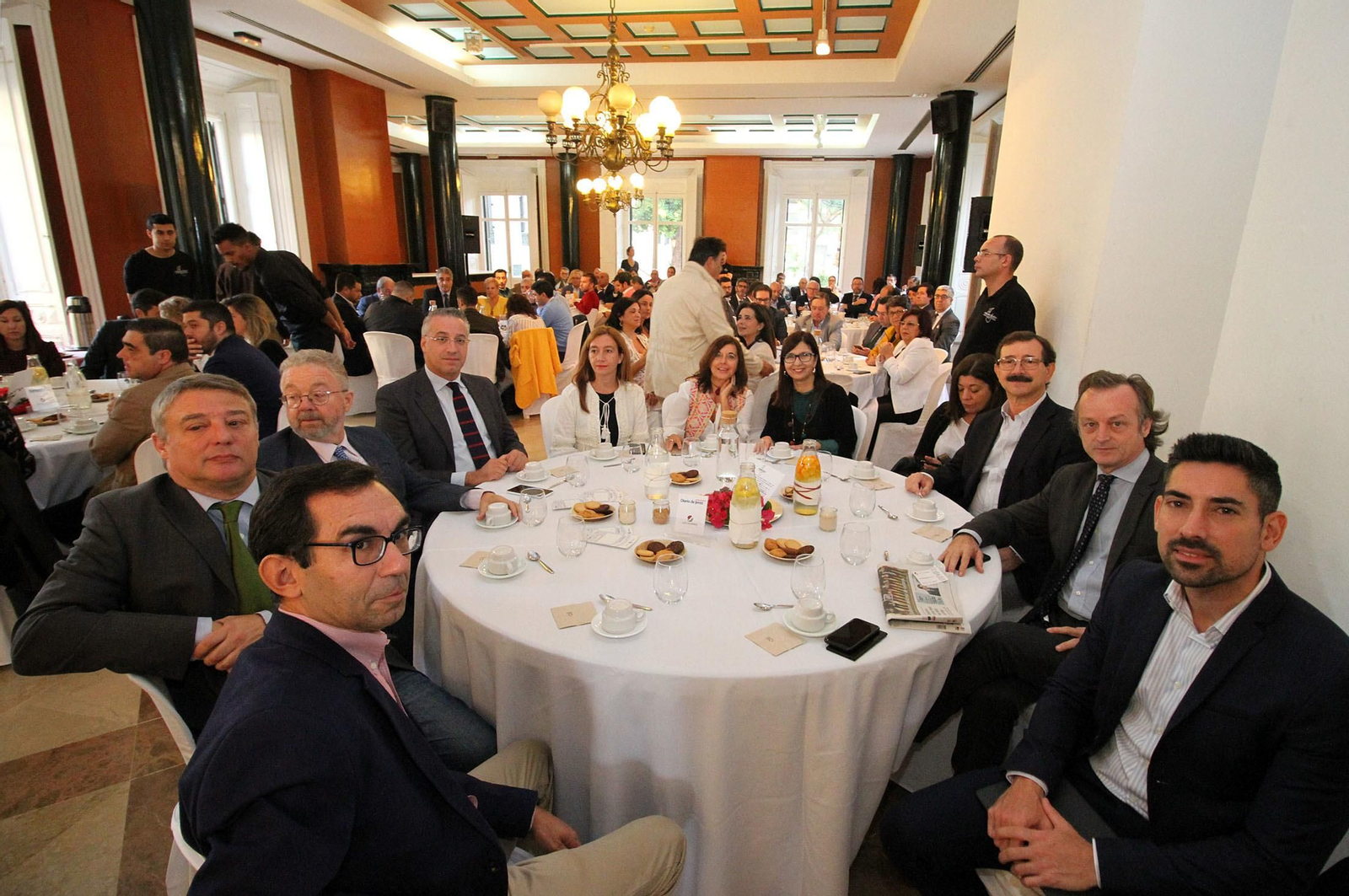 Imágenes de la conferencia y desayuno-coloquio de Gabriel Cruz, alcalde de Huelva
