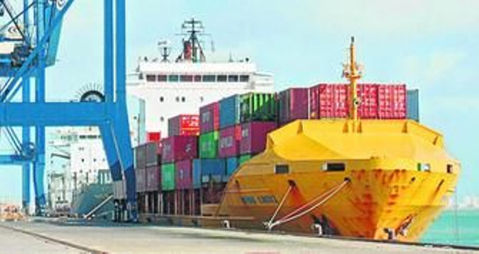 El portacontenedores 'OPDR Cádiz', descargando en la mañana de ayer en el muelle Reina Sofía.