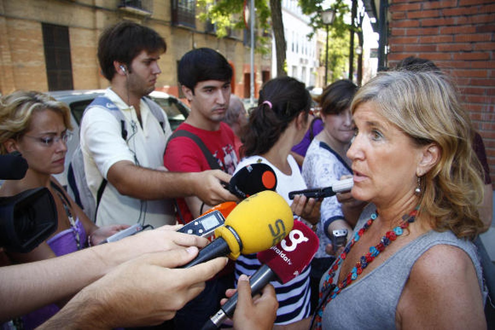 El Ayuntamiento estudia medidas contra los "bares encubiertos" de la calle Castellar