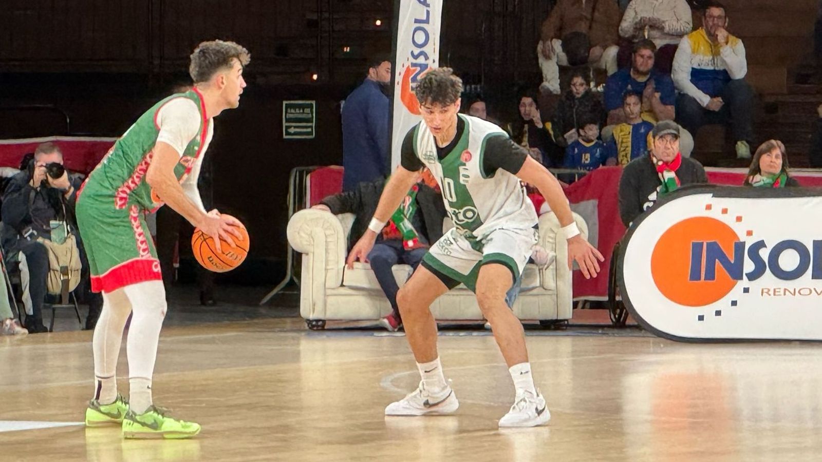 El cajista Bertain es defendido por el visitante Orozco.