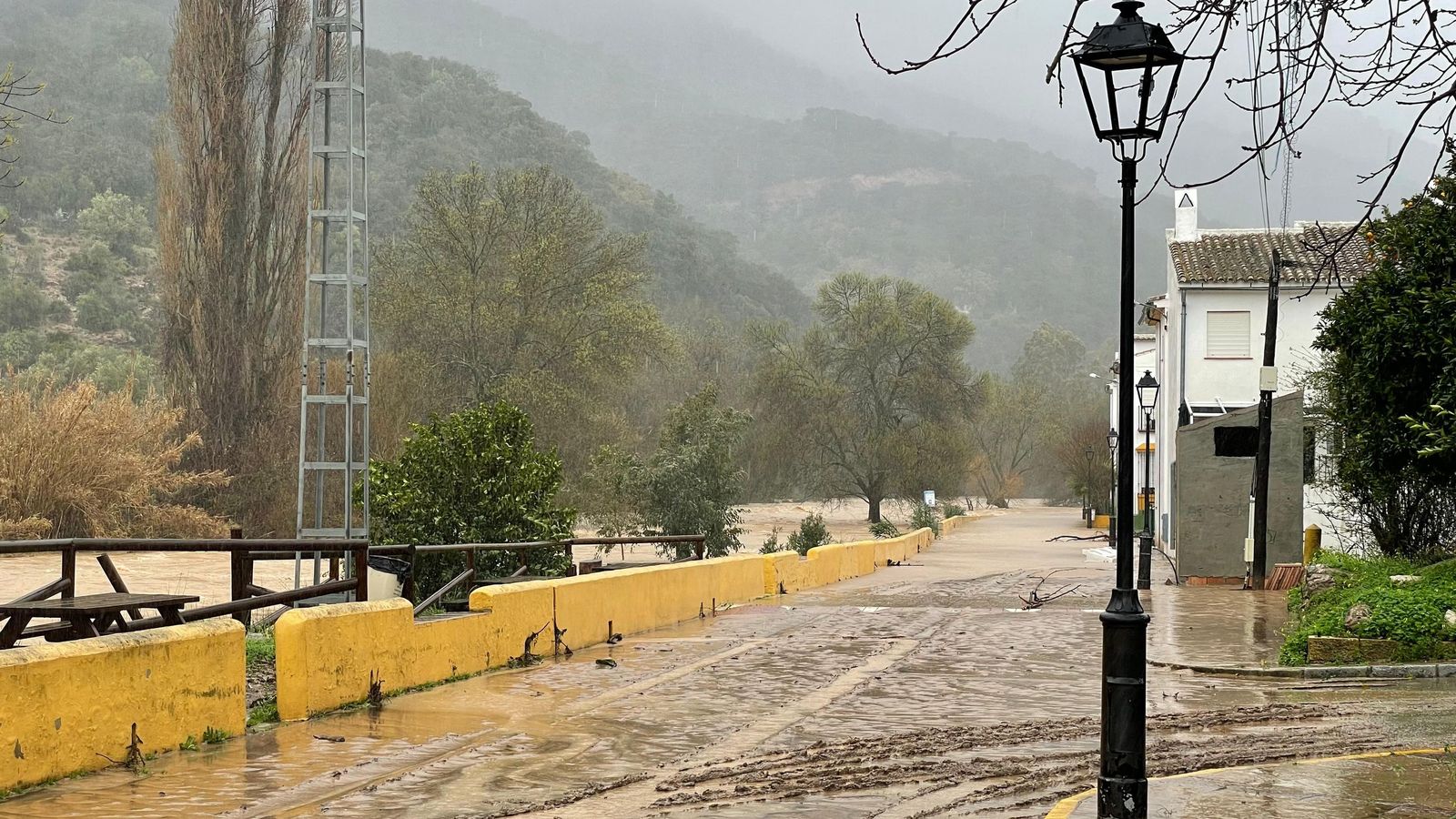 Urbanización junto a la Estación de Jimera de Líbar