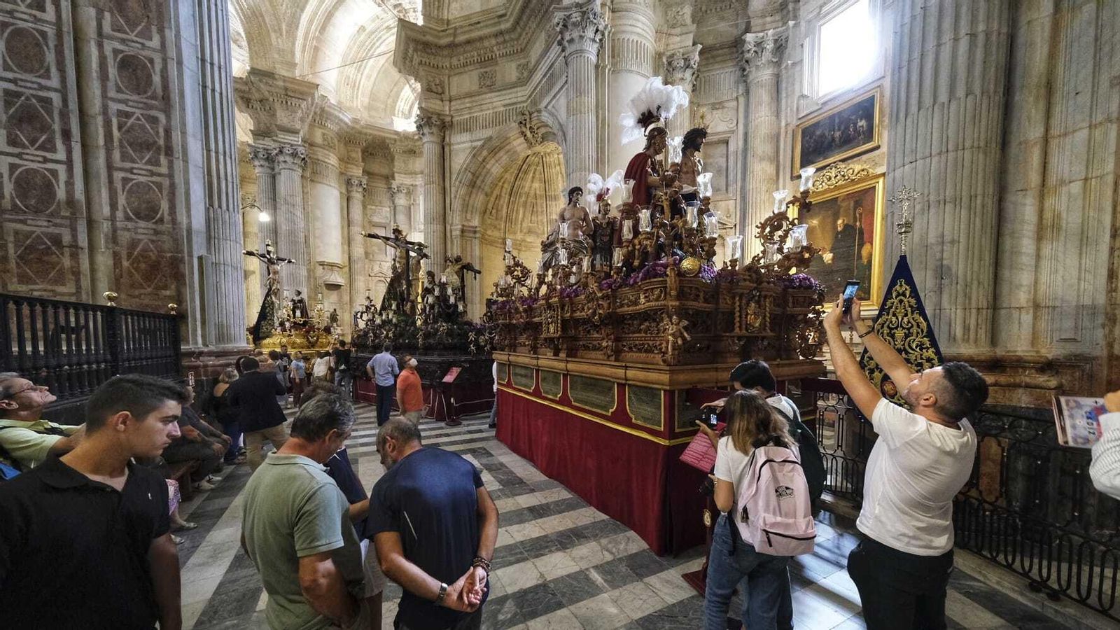 Magna Cádiz 2022: Lleno en la Catedral de Cádiz para ver los 17 pasos