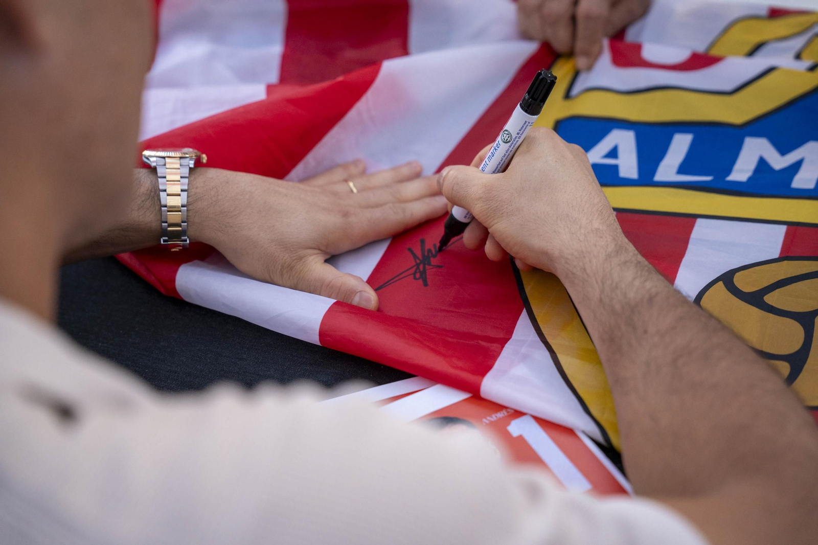 Los jugadores de la UDA Thalys y Andrés firman autógrafos