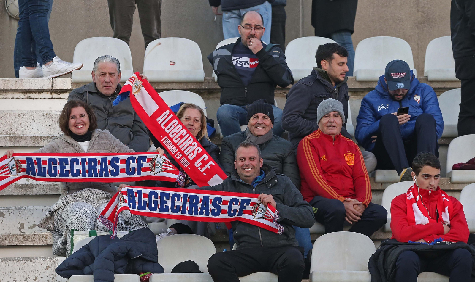 Fotos de la afición durante el Algeciras - Fuenlabrada en el Nuevo Mirador