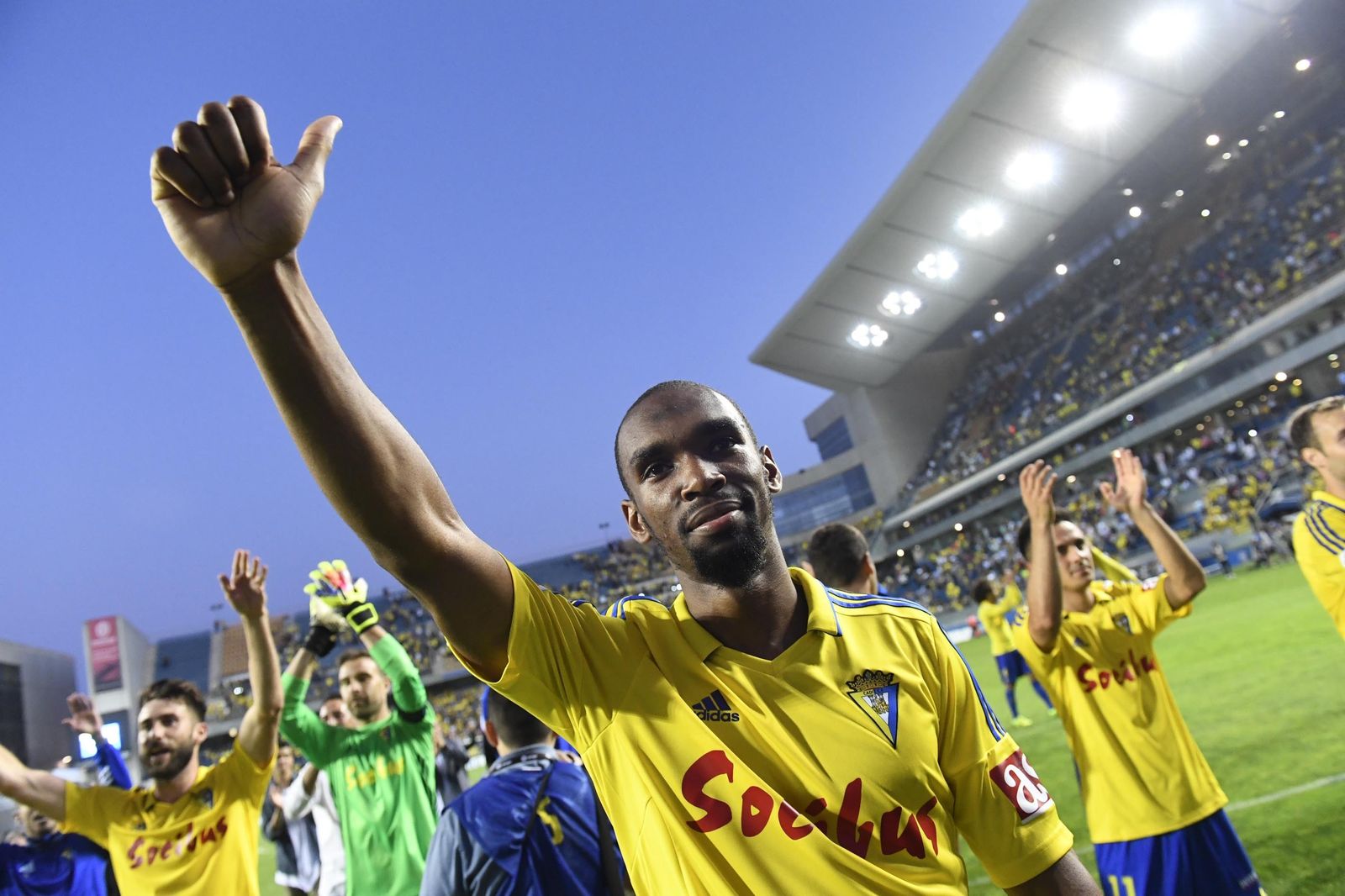 Abdullah (en primer término), José Mari, Cifuentes y Álvaro García, en plena comunión con la afición.
