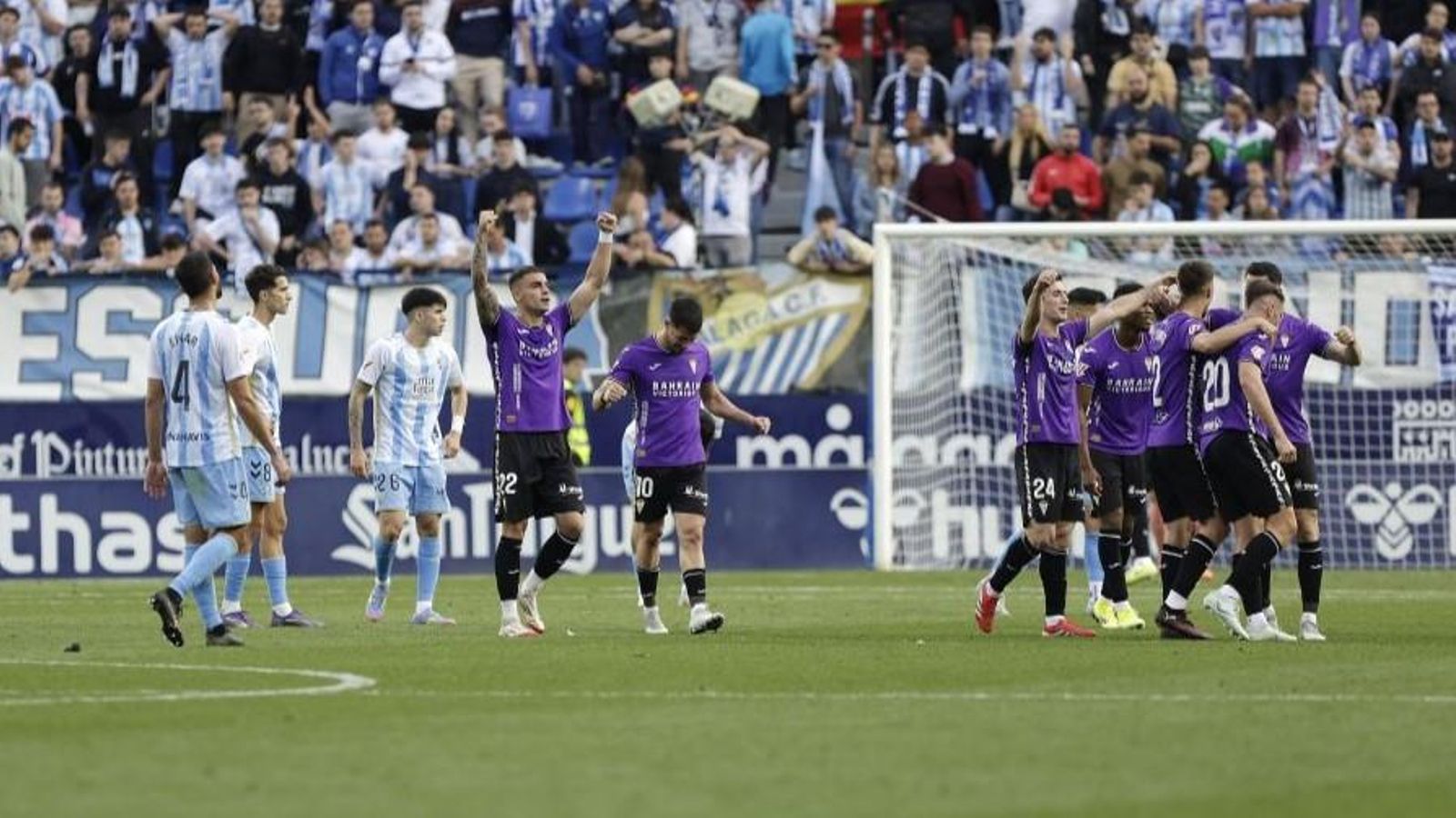 Los jugadores del Córdoba CF celebran su victoria en La Rosaleda ante el Málaga.