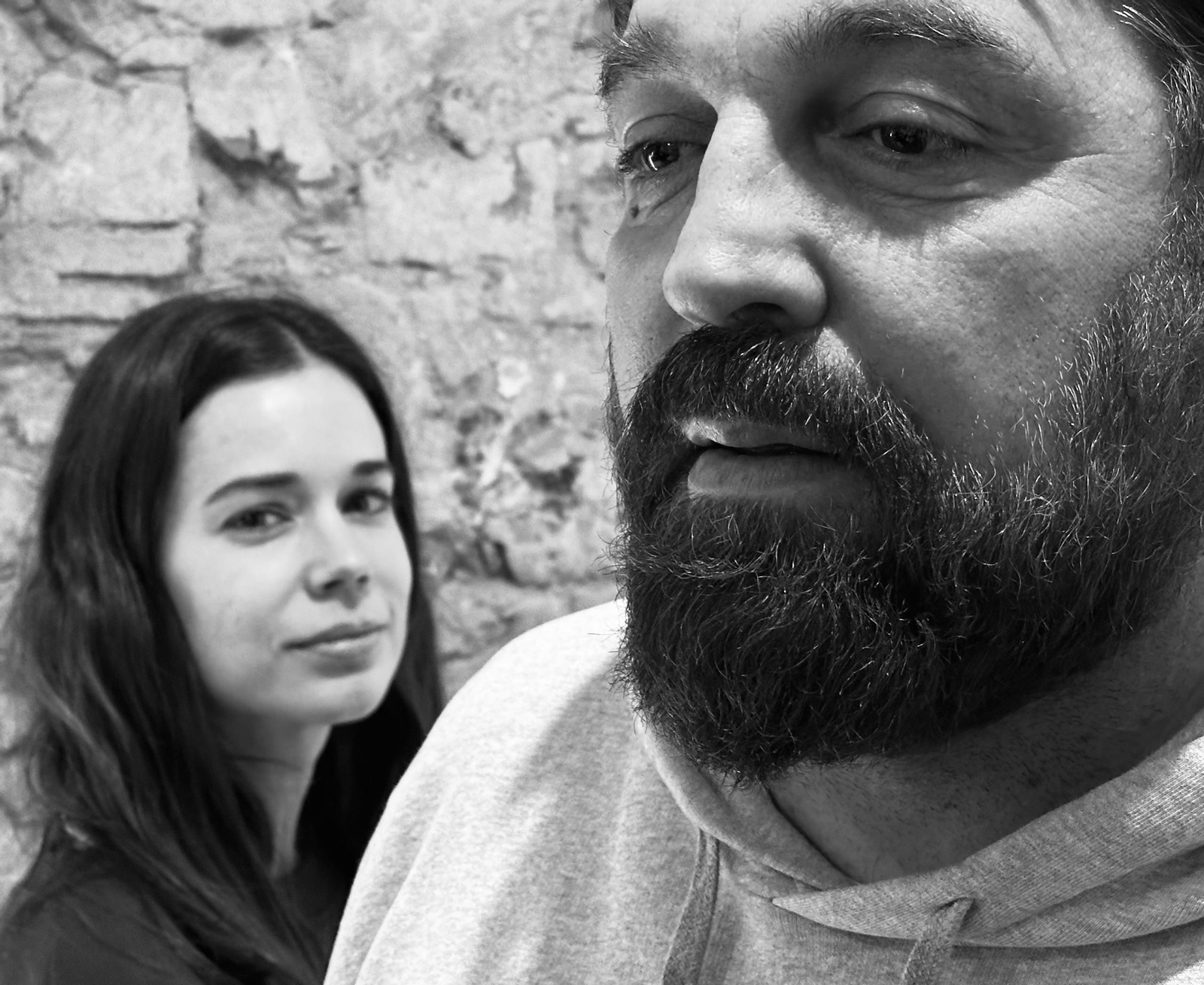 Laia Costa y Hovik Keuchkerian, en un ensayo de 'Un amor'.