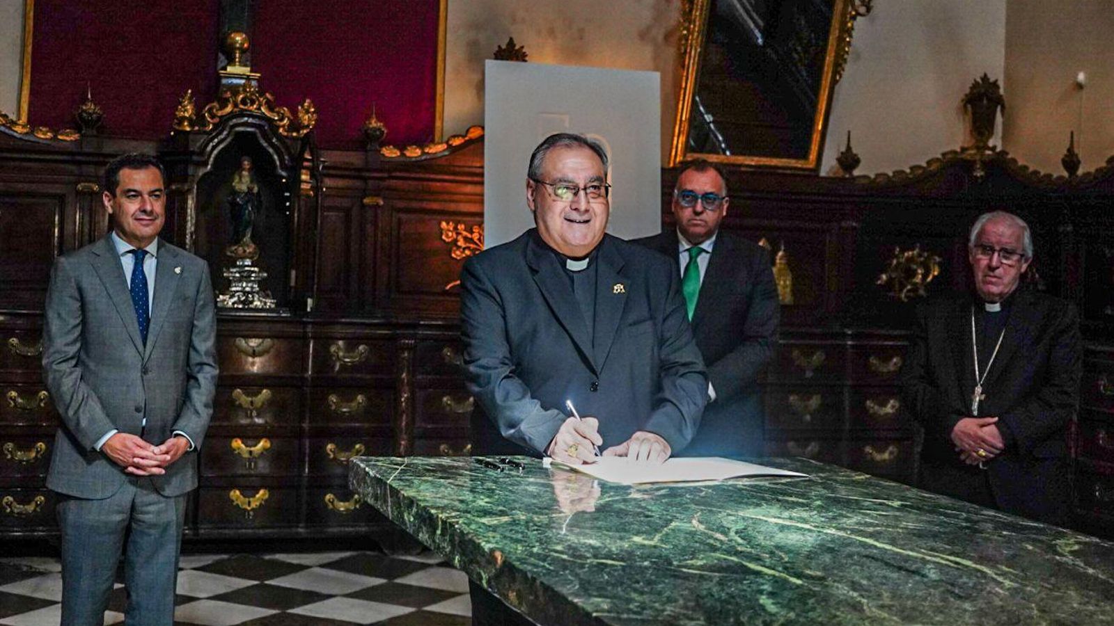 Firma del convenio por parte de José María Gil Tamayo, arzobispo de Granada
