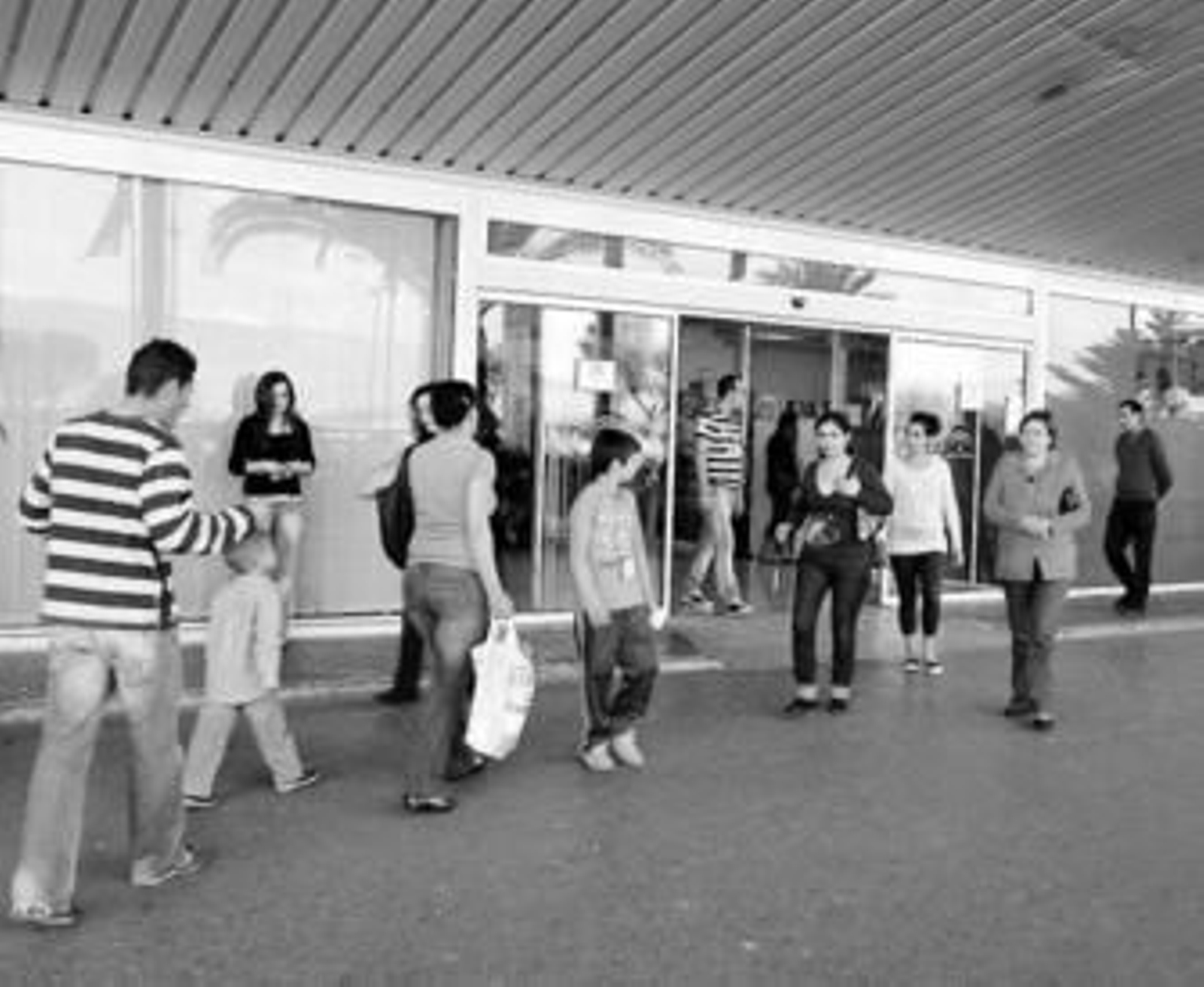 Familiares de enfermos en la puerta del Complejo Hospitalario Torrecárdenas.