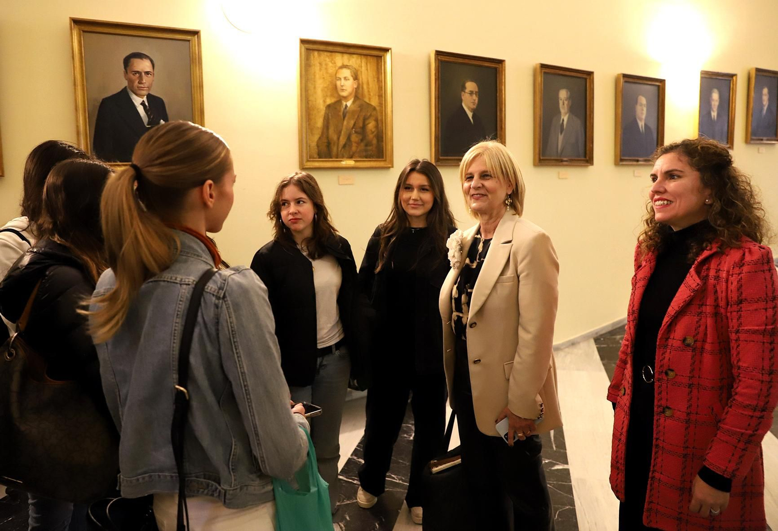 La alcaldesa, recibiendo a un grupo de alumnos suecos.