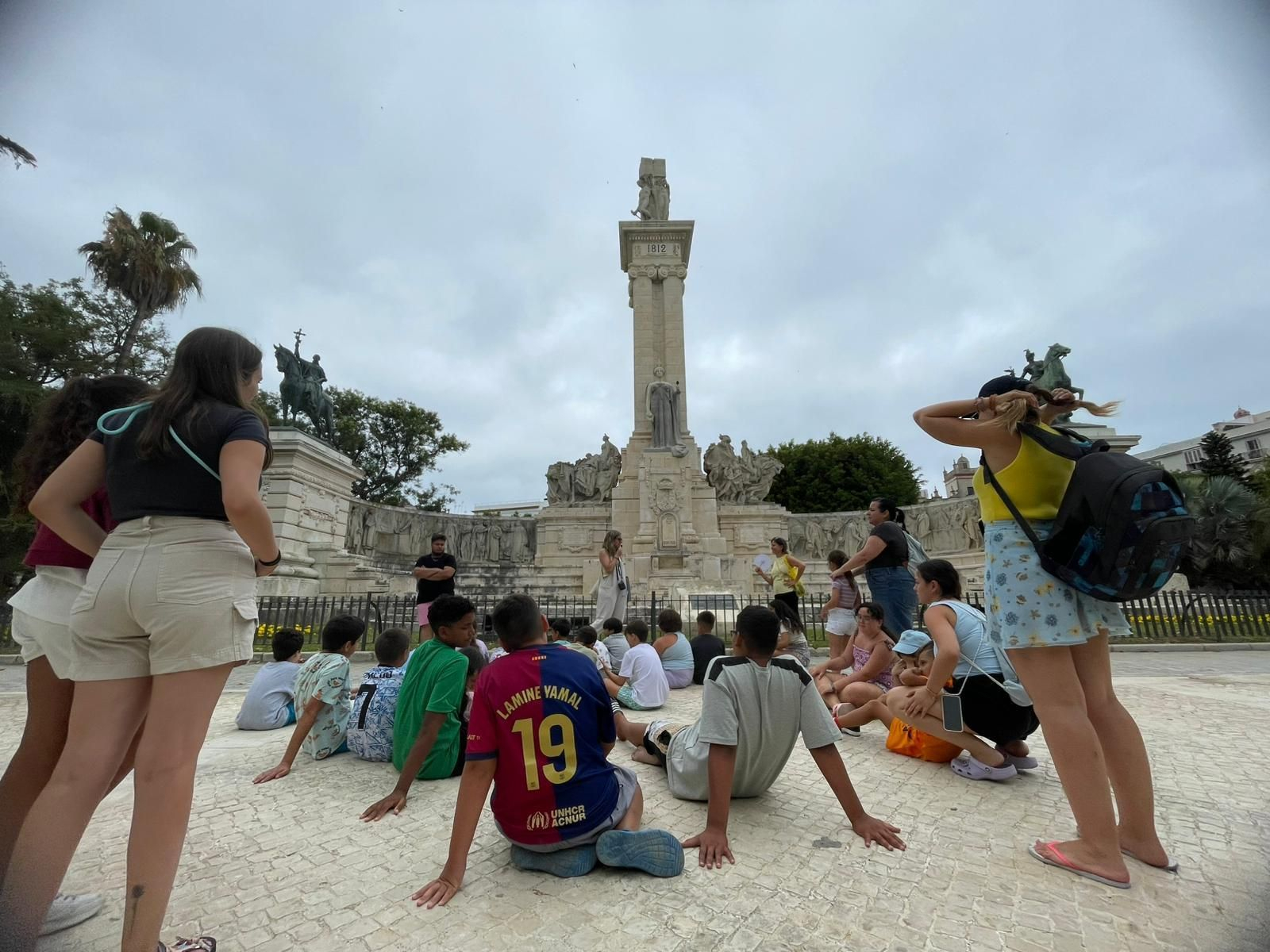Una actividad del campamento en la plaza de España.