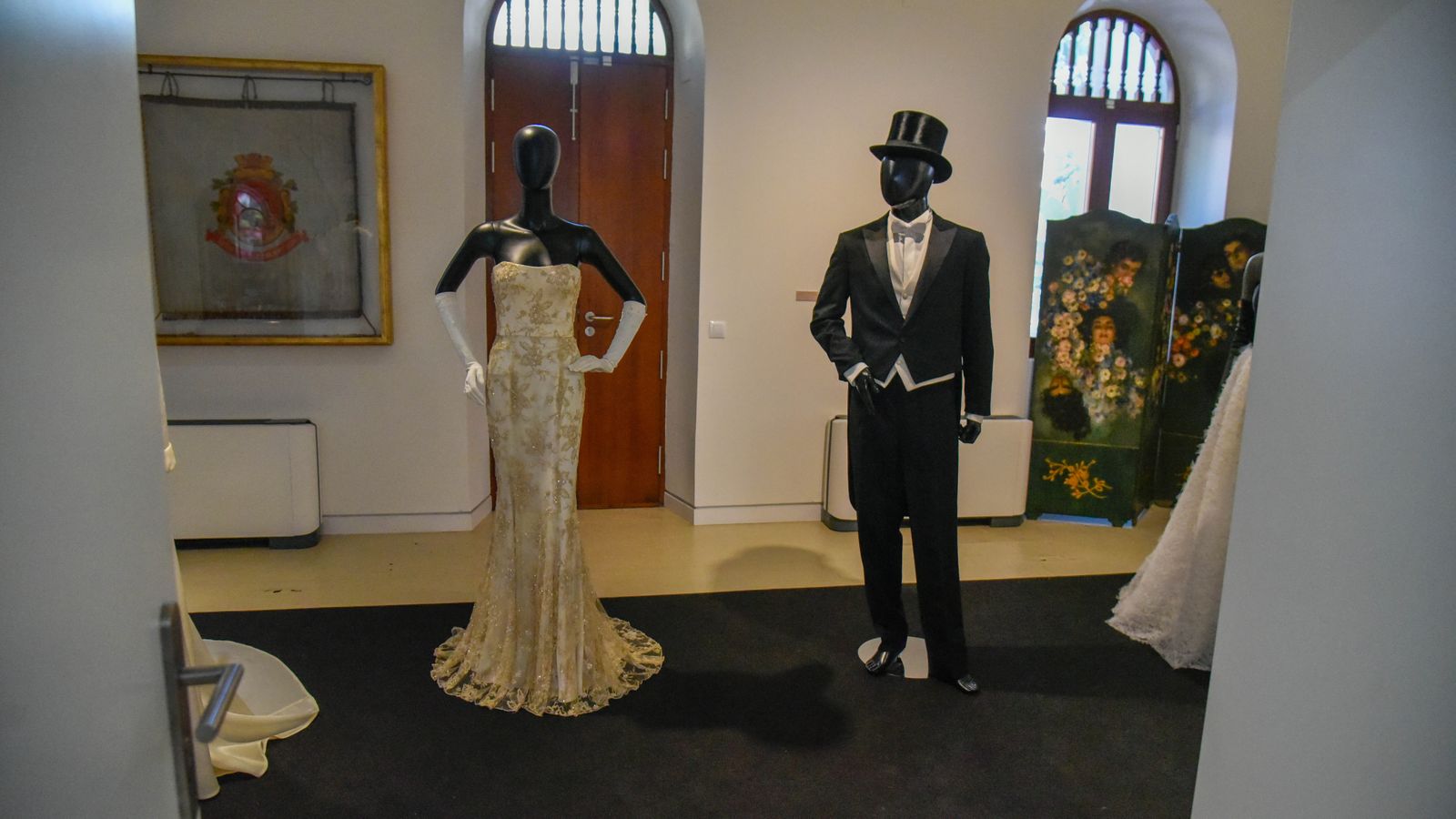 Exposición ' Vísteme: de la Alta Costura al Arte, 90 años de historia de la moda' en el Museo Cruz Herrera