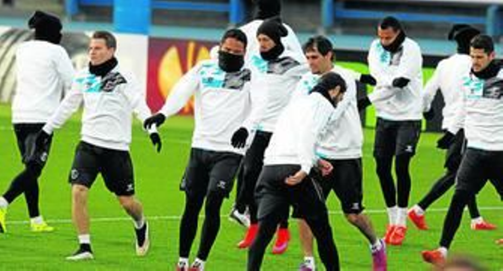 El grueso de la primera plantilla sevillista, con Bacca en el centro bien abrigado, se ejercita sobre la hierba del estadio Petrovsky de San Petersburgo.