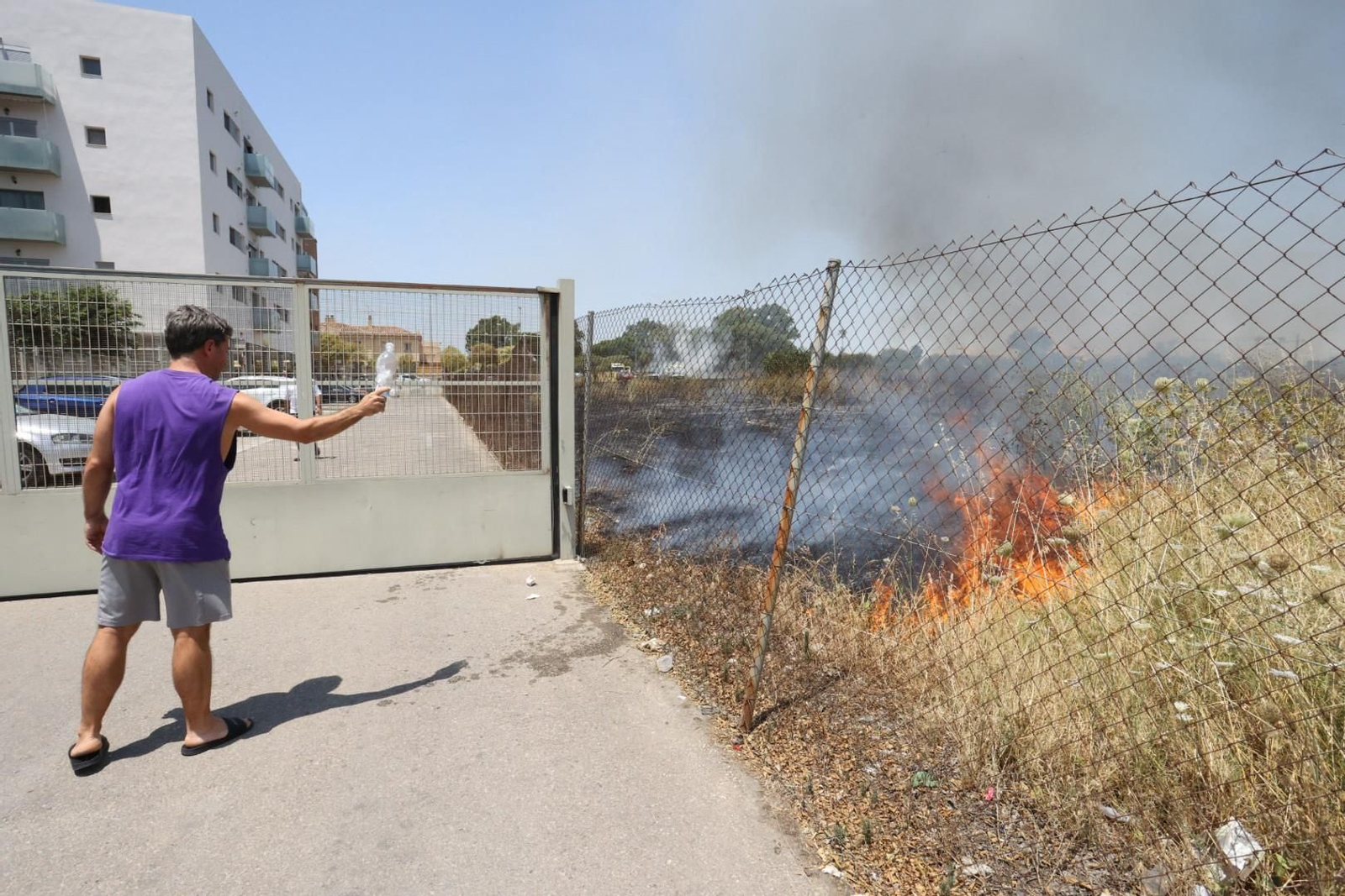 Incendio de pastos junto a la avenida de Espera en Jerez